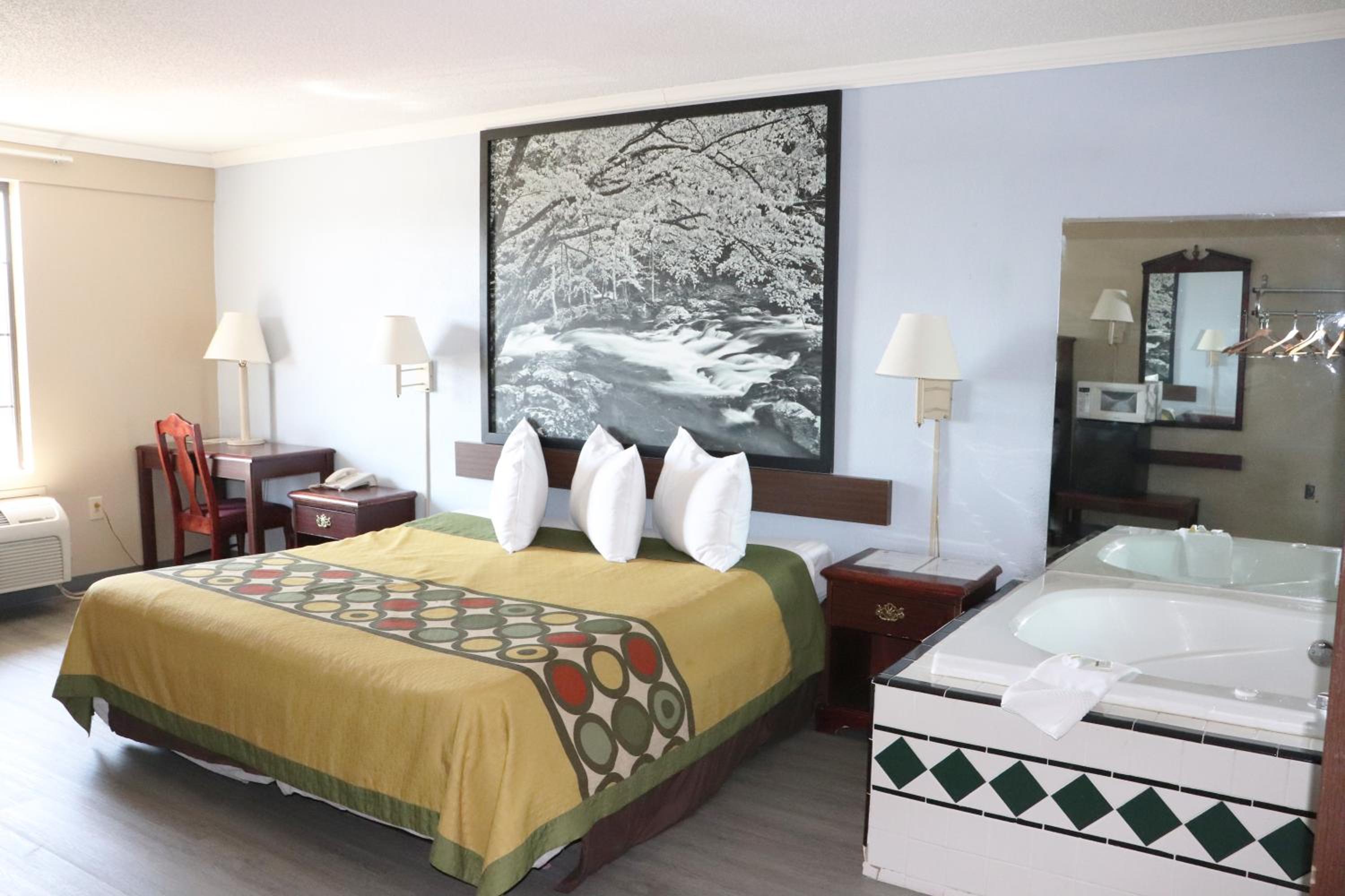 King Suite - Non-Smoking - Photo 1