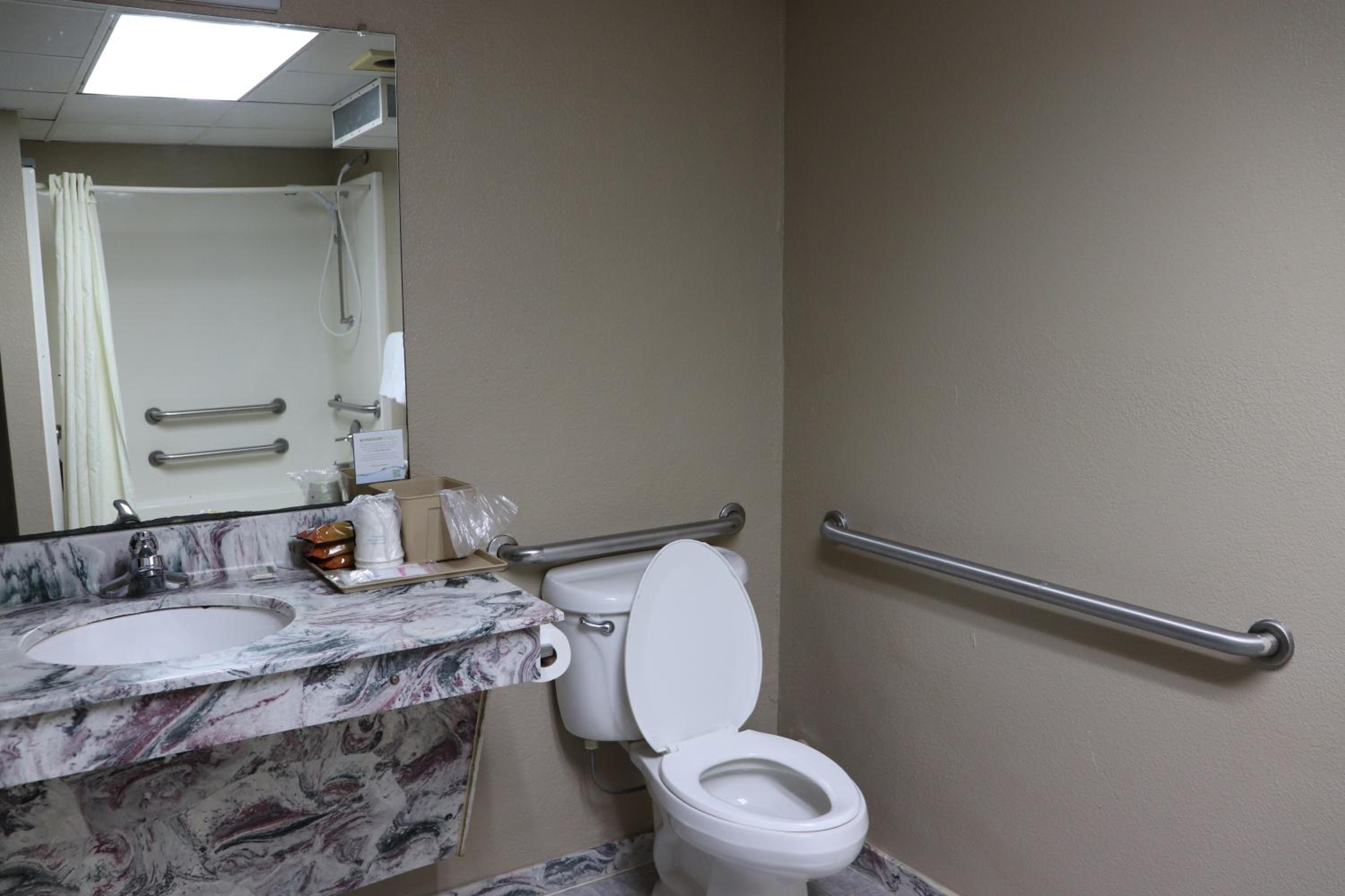 King Room - Disability Access - Non-Smoking photo 3