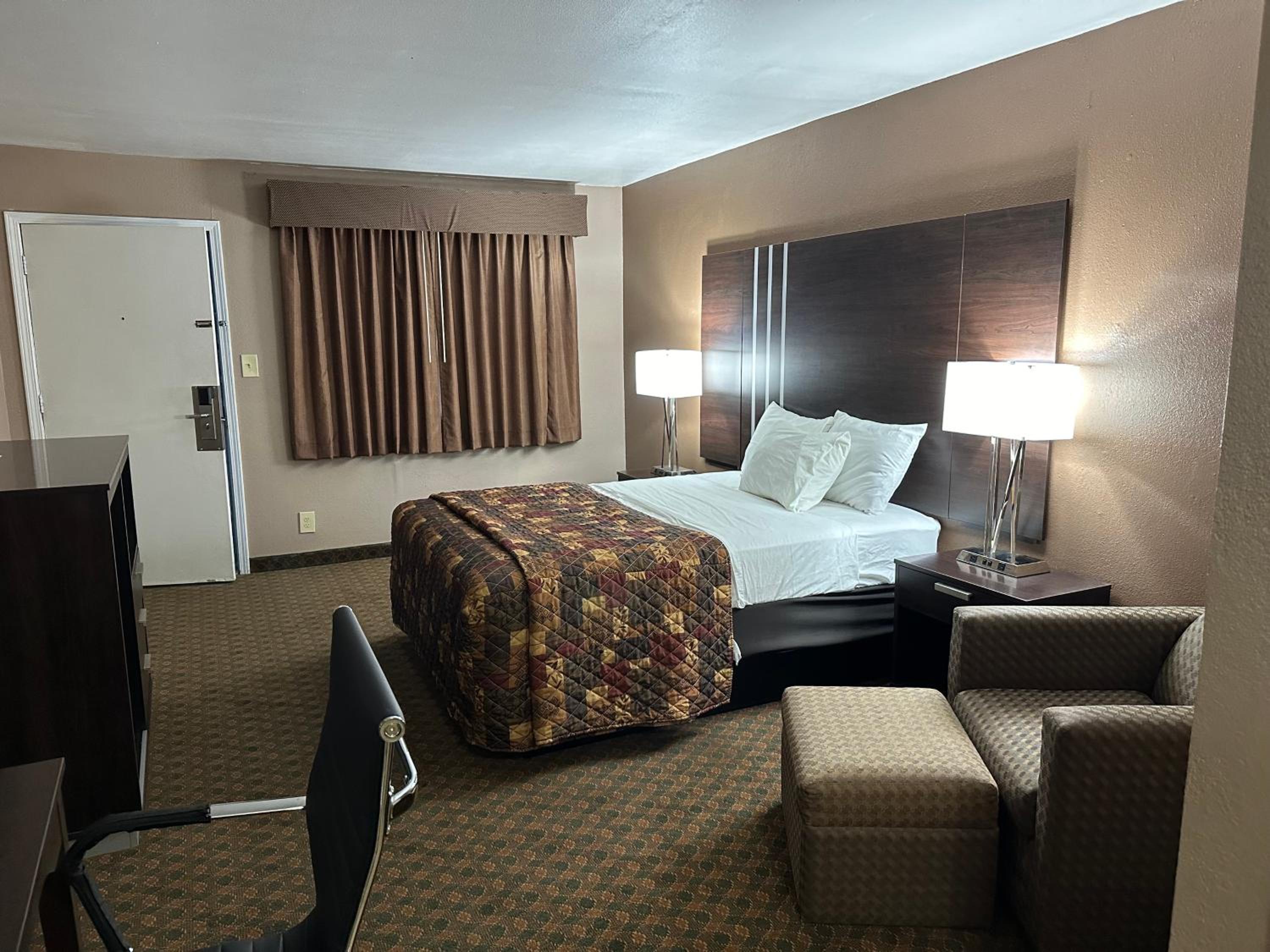 Queen Room photo 2