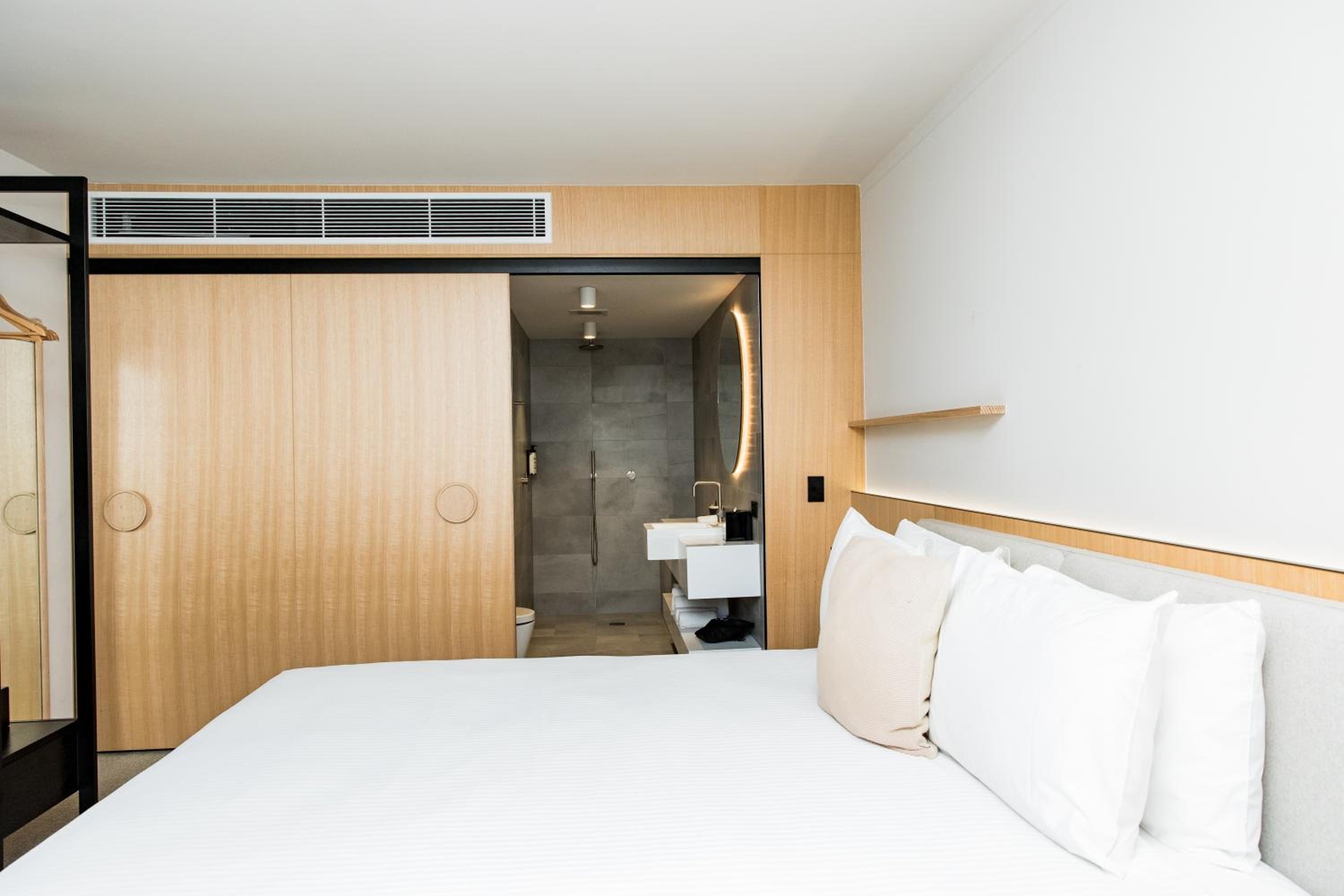 Deluxe King Room - Esplanade Quay Studio thumbnail 5