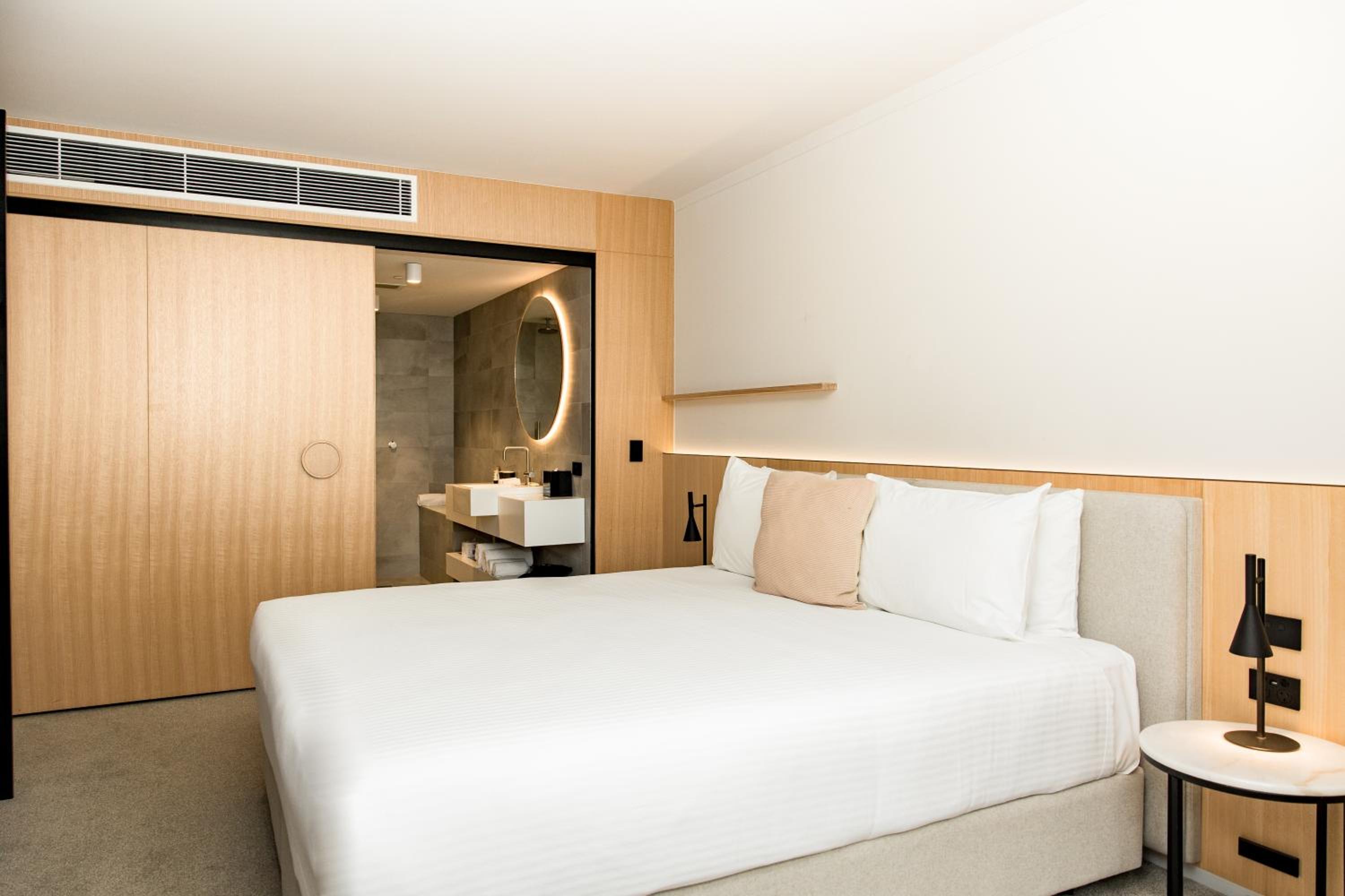 Deluxe King Room - Esplanade Quay Studio thumbnail 5