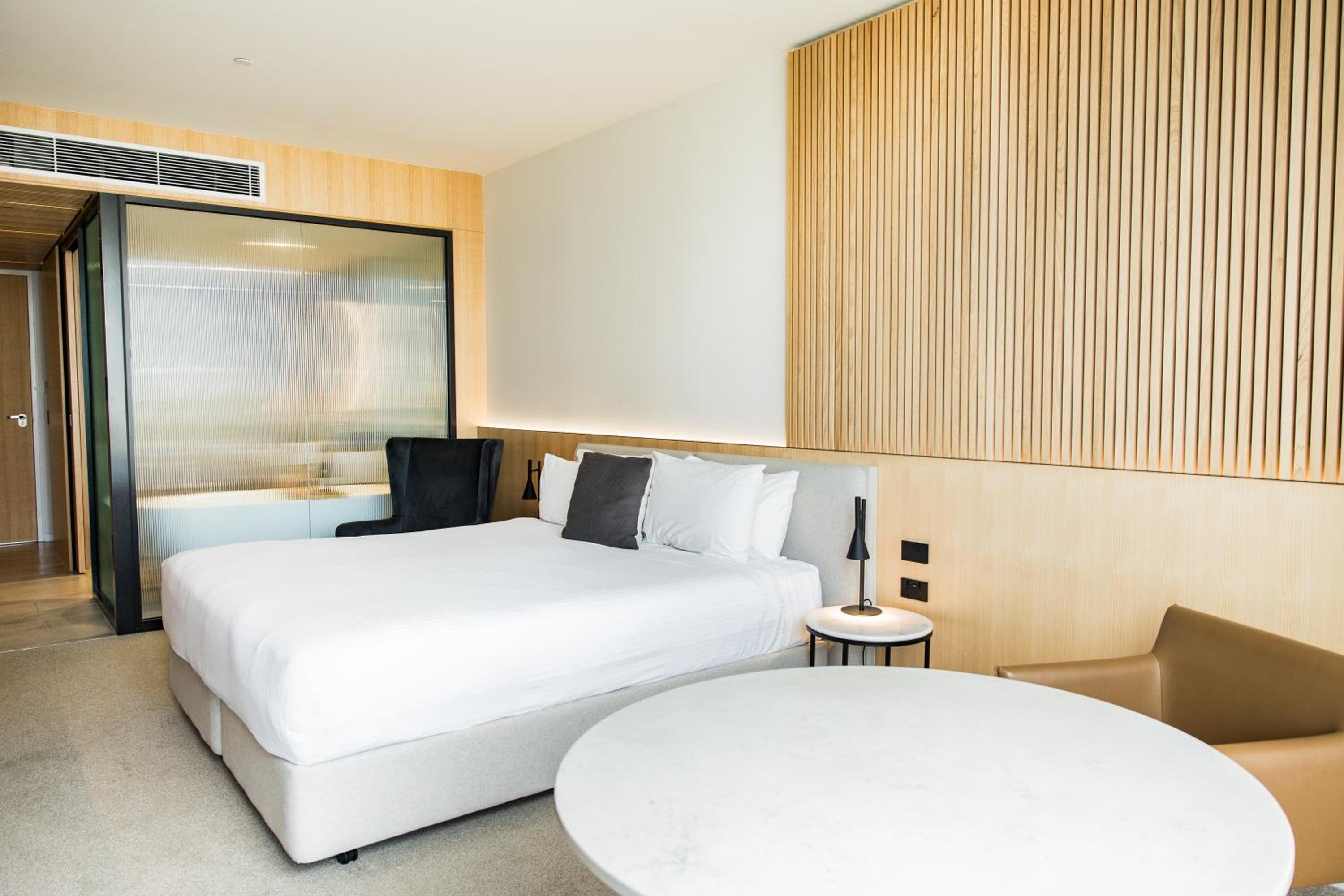 Deluxe King Room with Bath - Elizabeth Quay Lux thumbnail 5