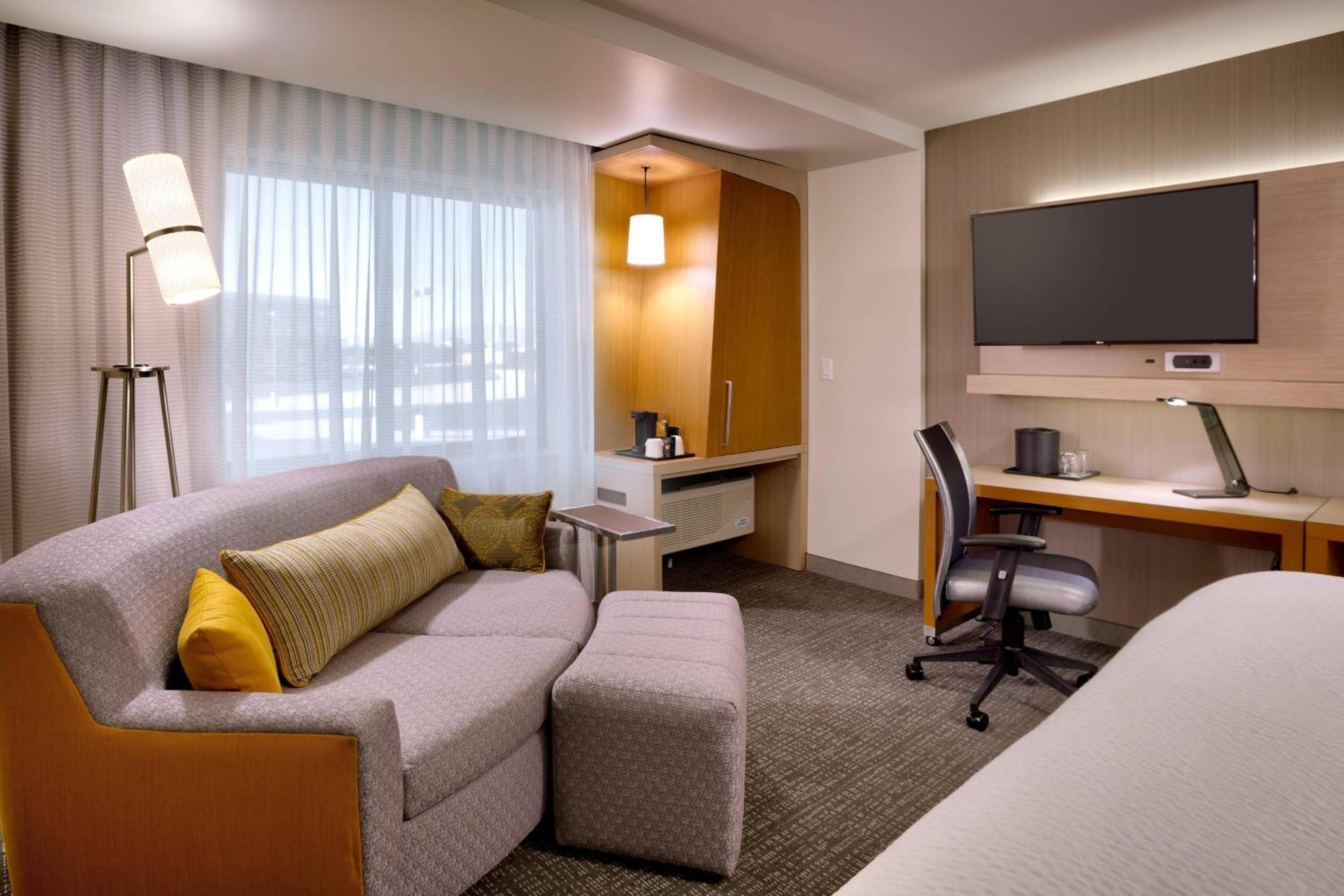 King Room with Transfer Shower and Bathtub - Mobility Access photo 2