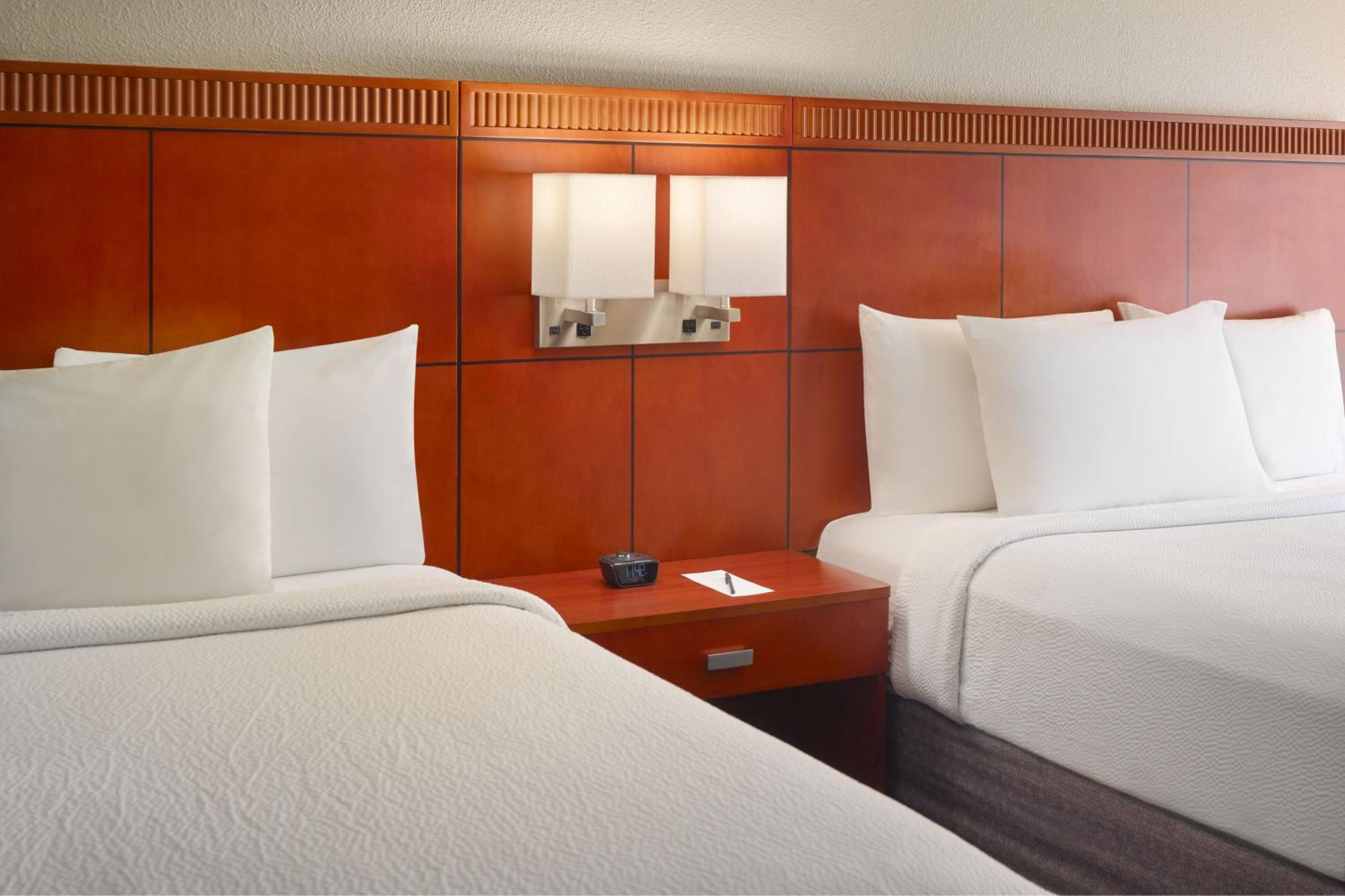 Queen Room with Two Queen Beds - Photo 7