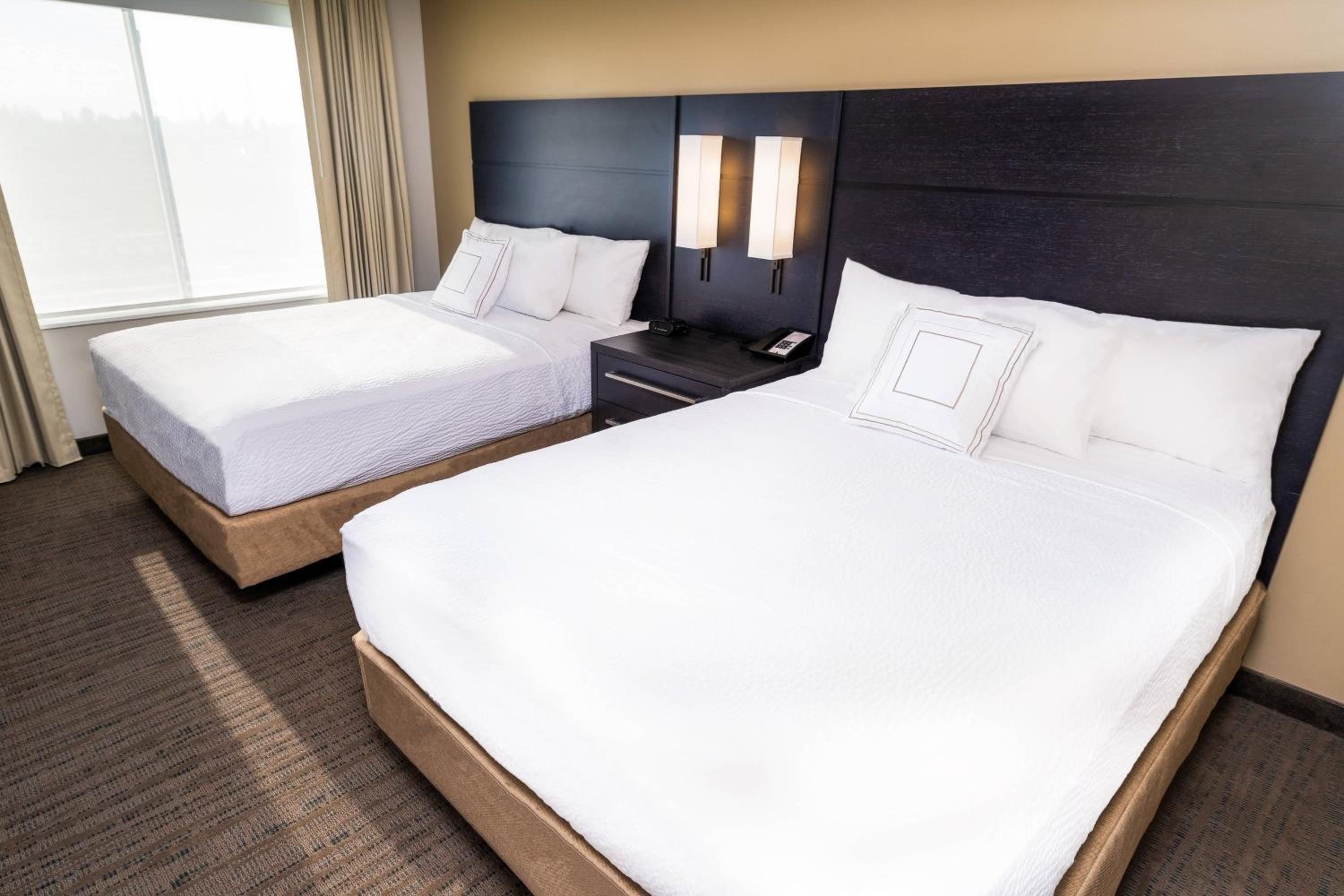 One-Bedroom Suite with Two Queen Beds and Sofa Bed - Photo 5
