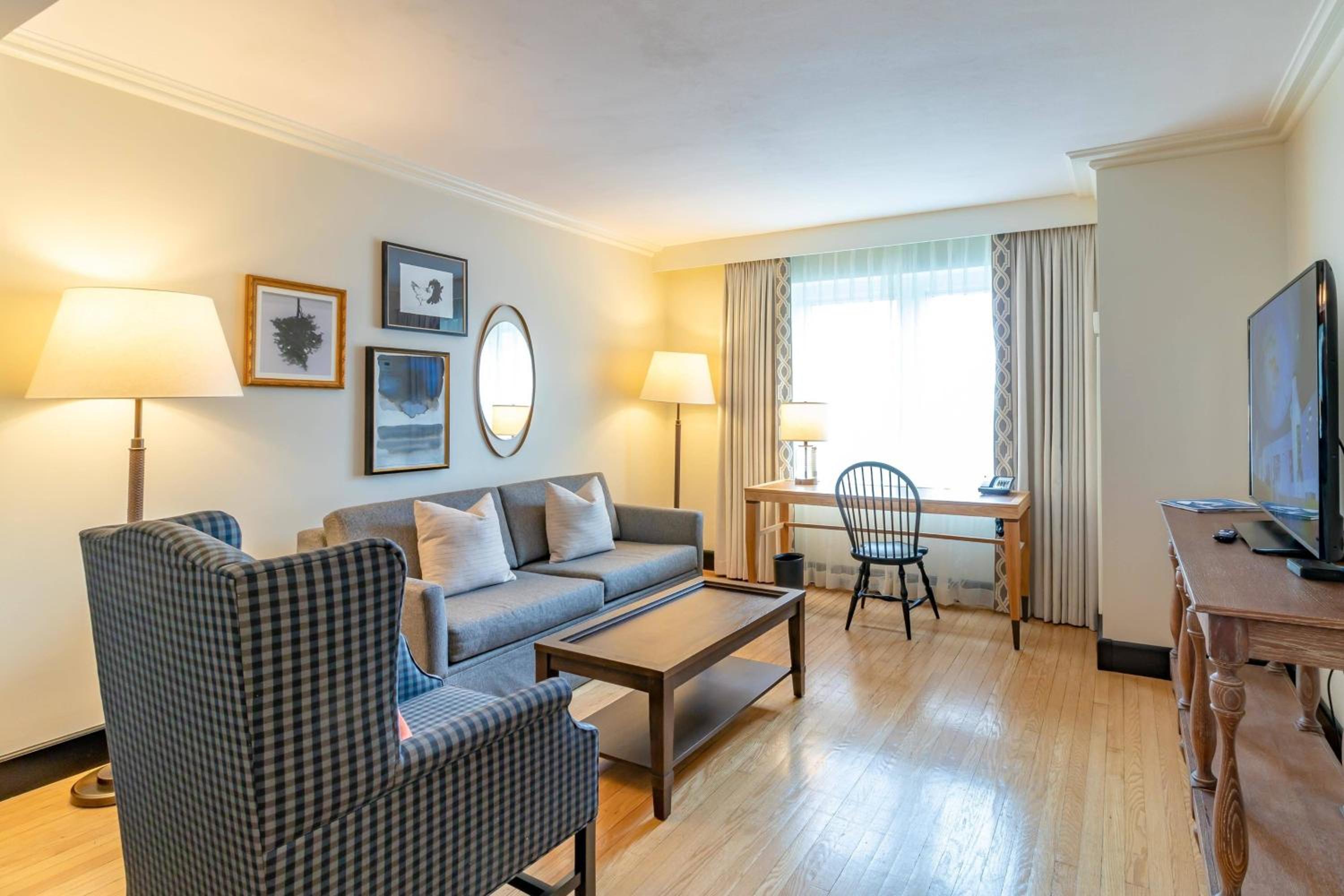 Junior King Suite with Sofa Bed photo 3