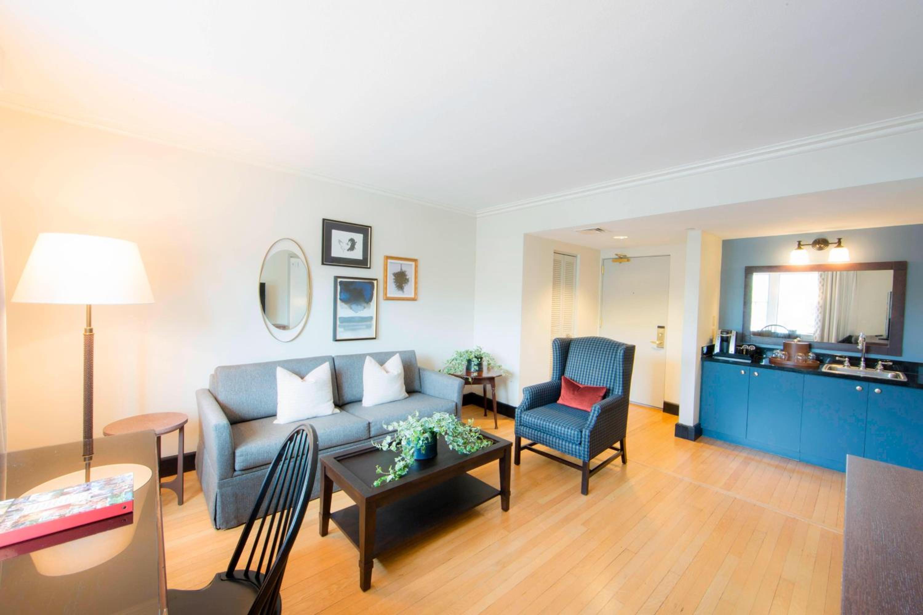Junior King Suite with Sofa Bed photo 2