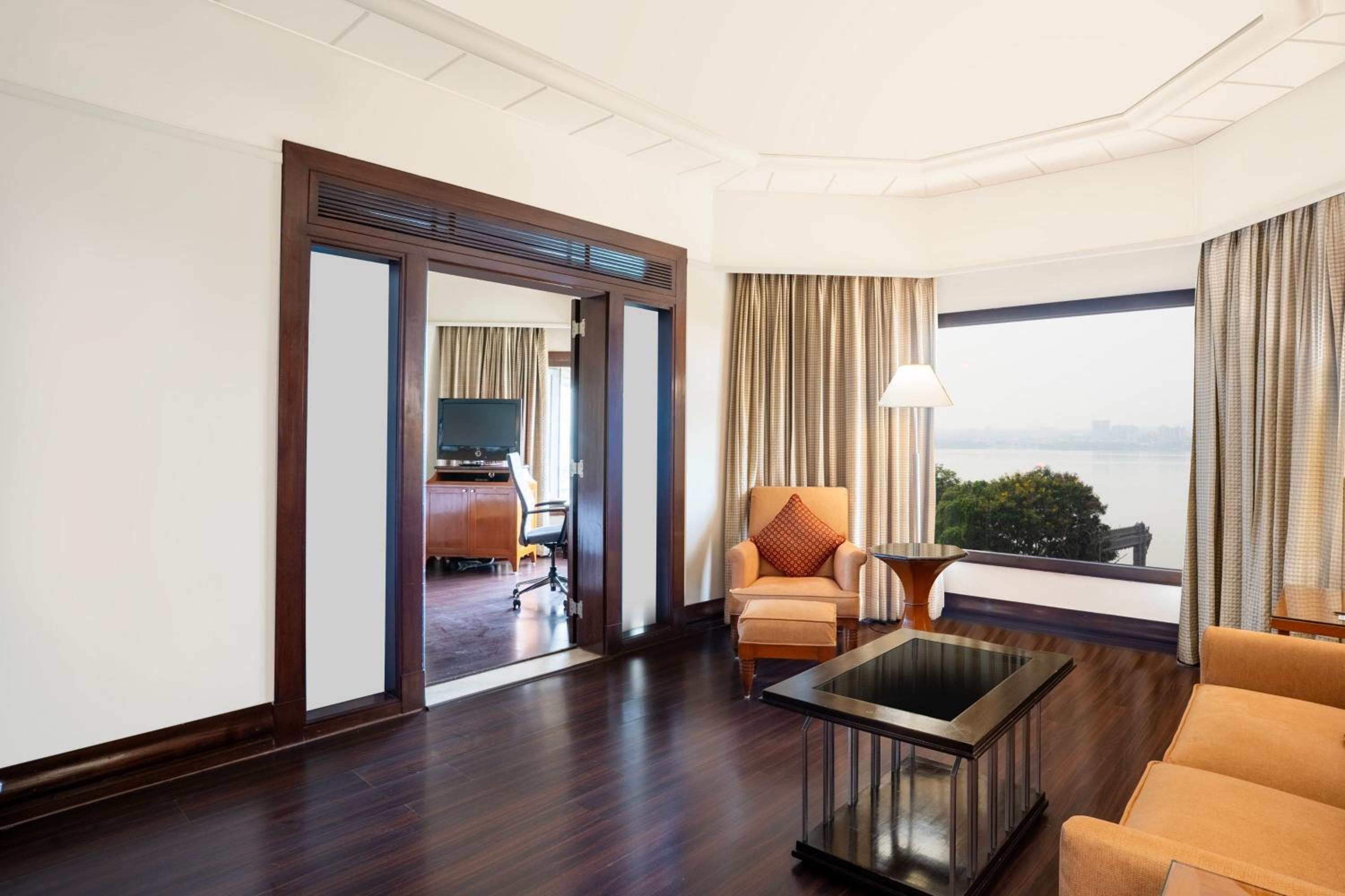 Deluxe Suite Lake View with Bathtub