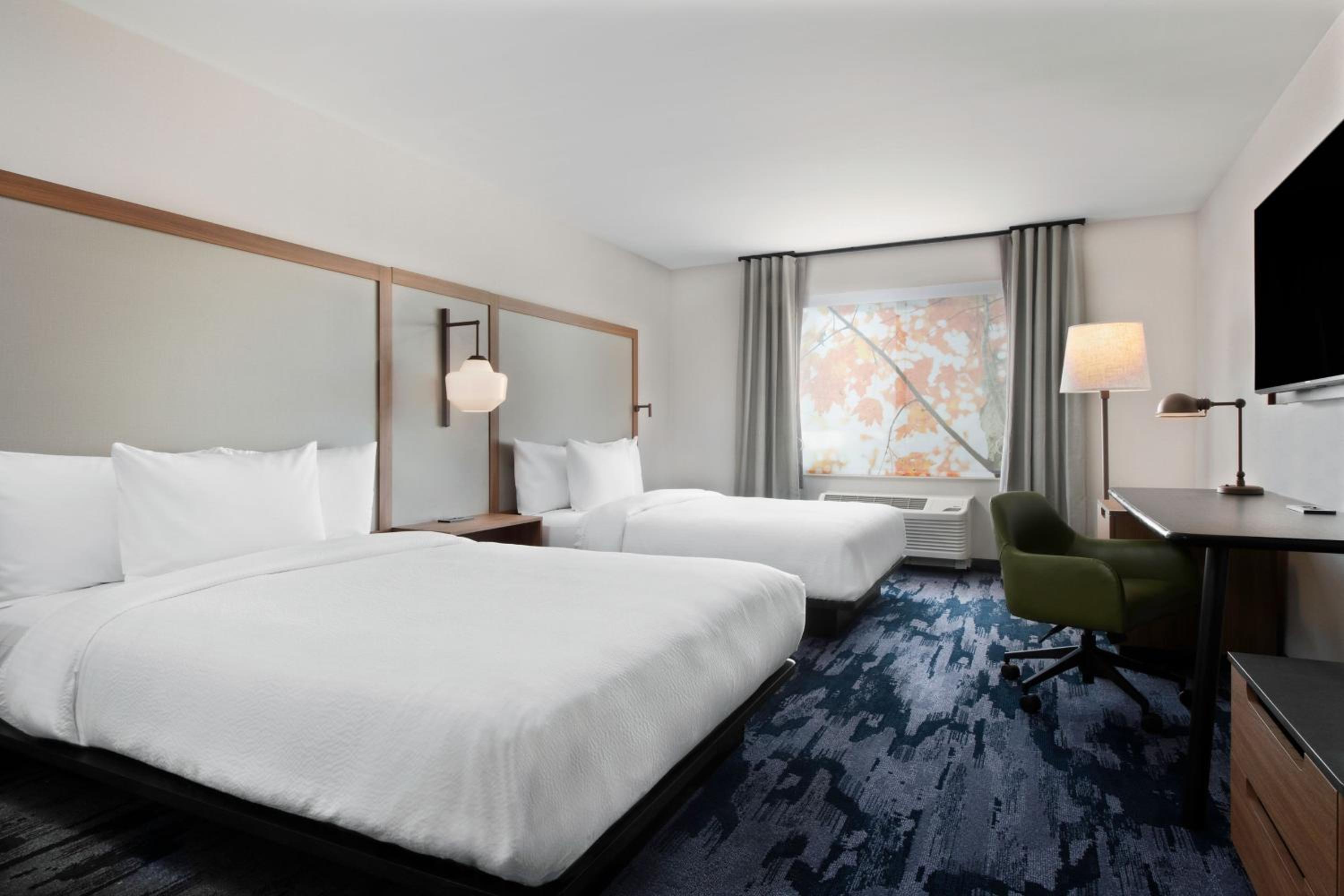 Queen Room with Two Queen Beds and Adapted Tub - Mobility and Hearing Accessible - Photo 2