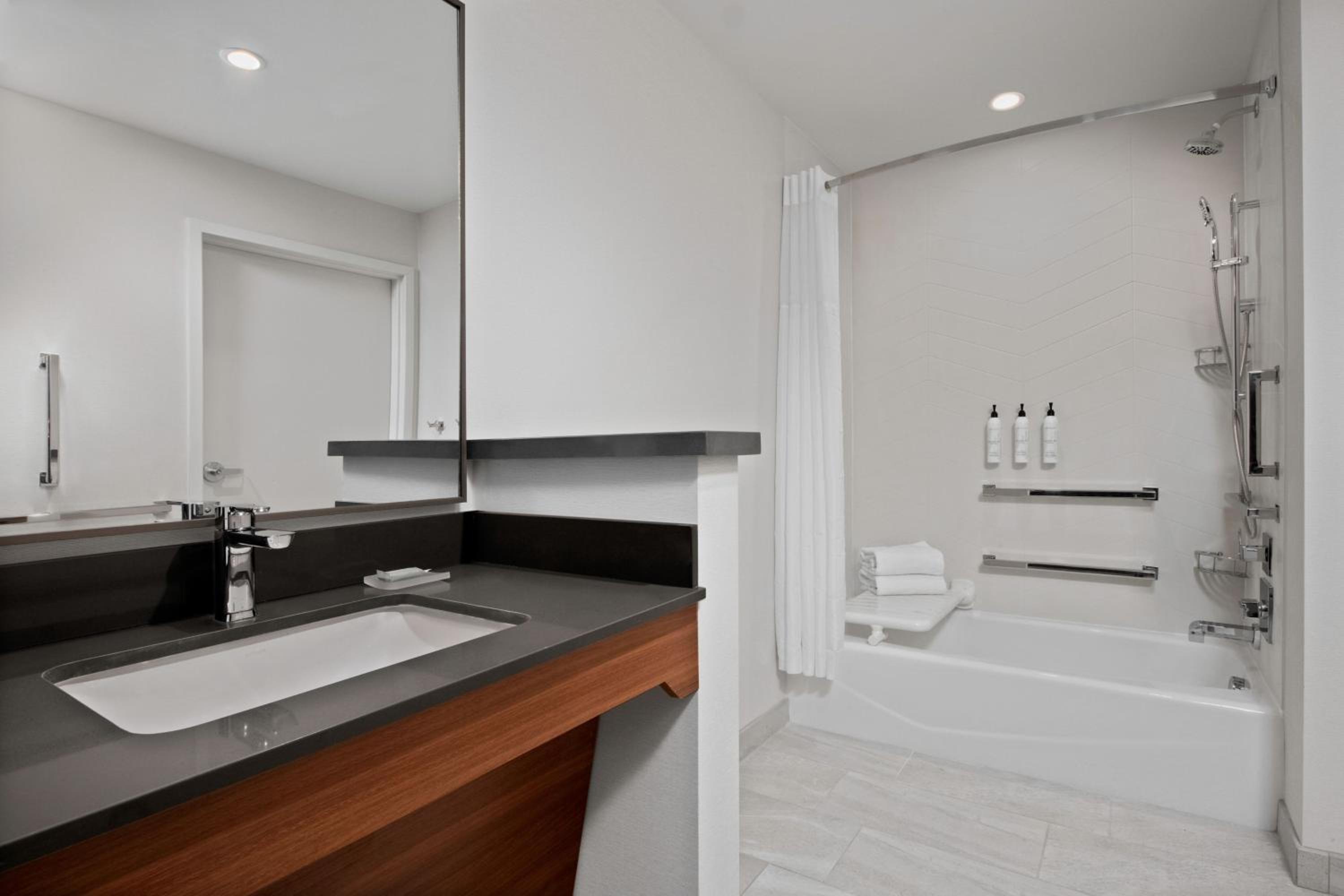 King Room - Hearing Accessible - Photo 5