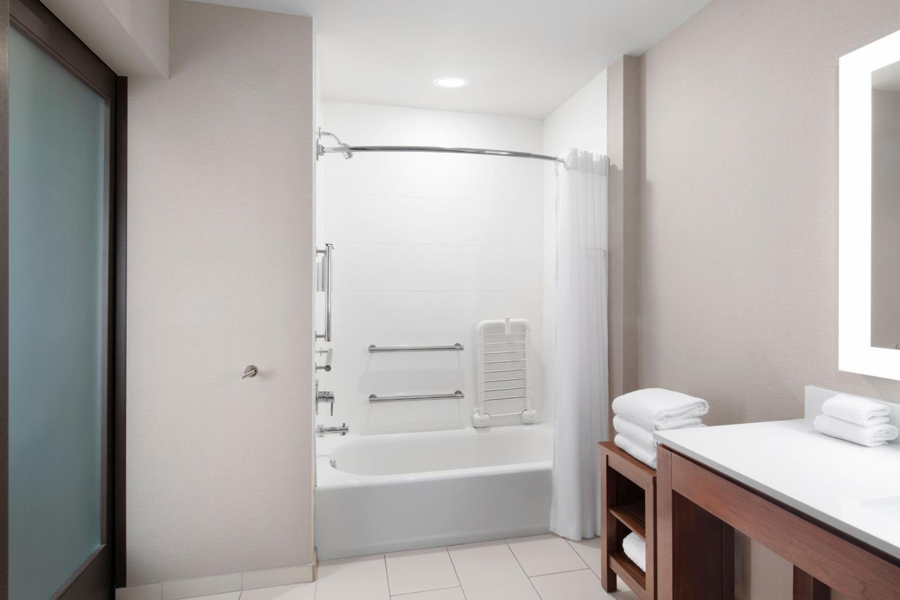 Standard King Room - Photo 10