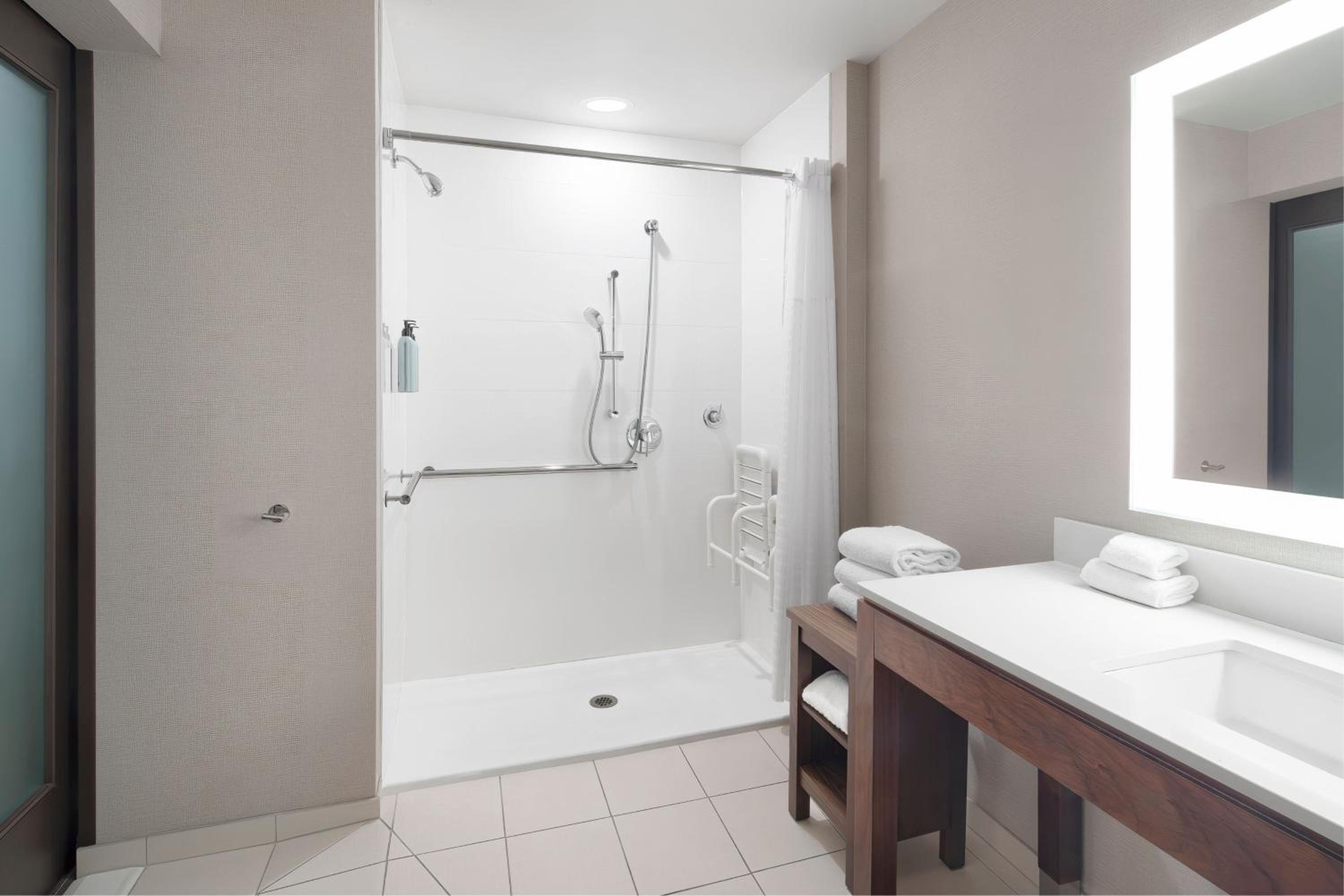 Standard King Room - Photo 11