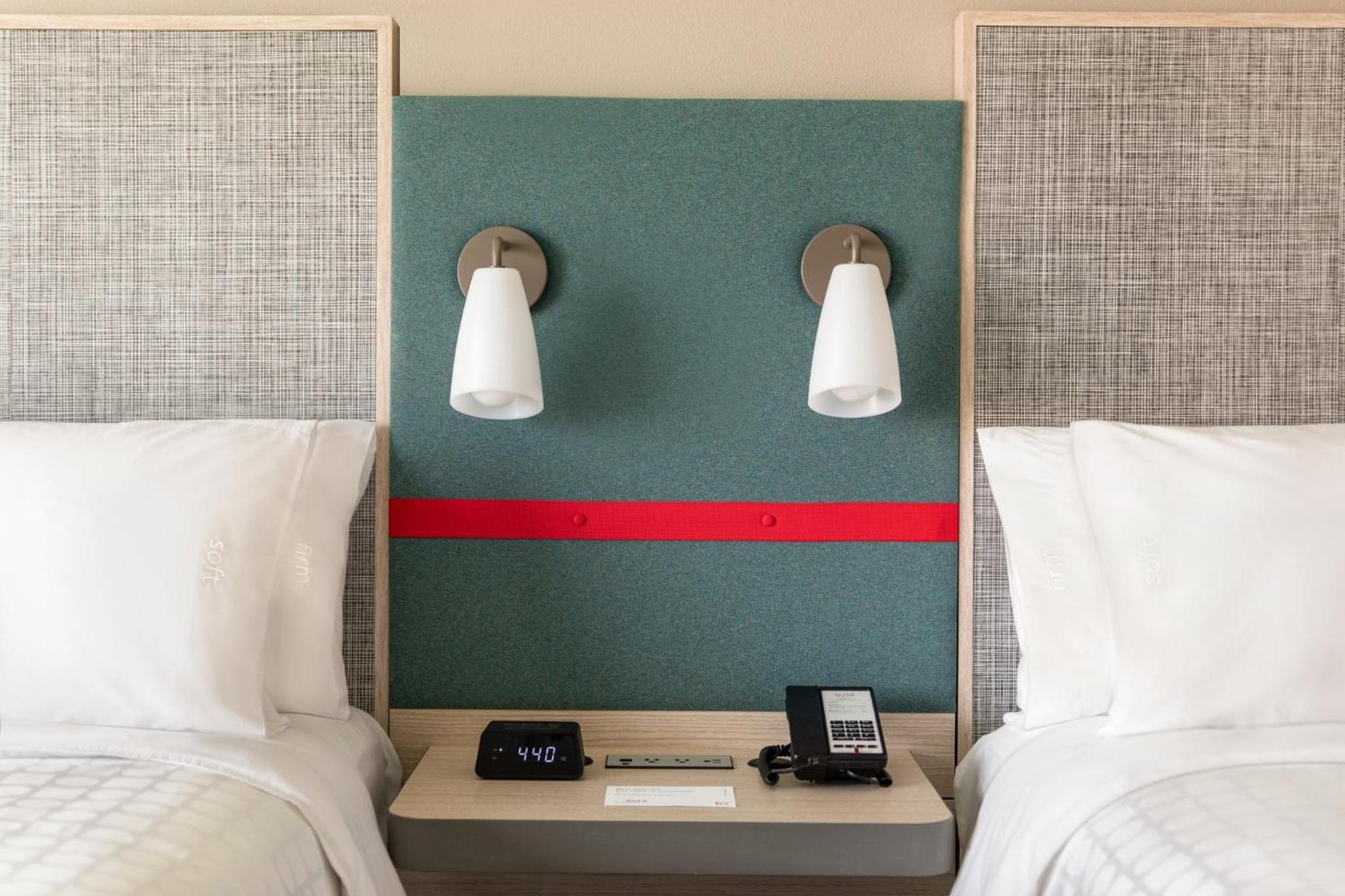 Standard Room with Two Queen Beds - Photo 4