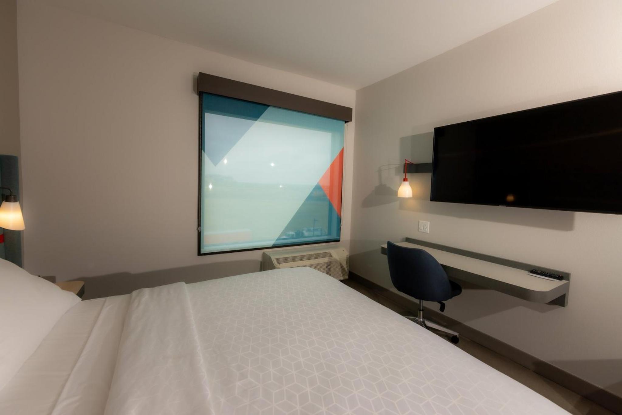 Standard King Room - Photo 6