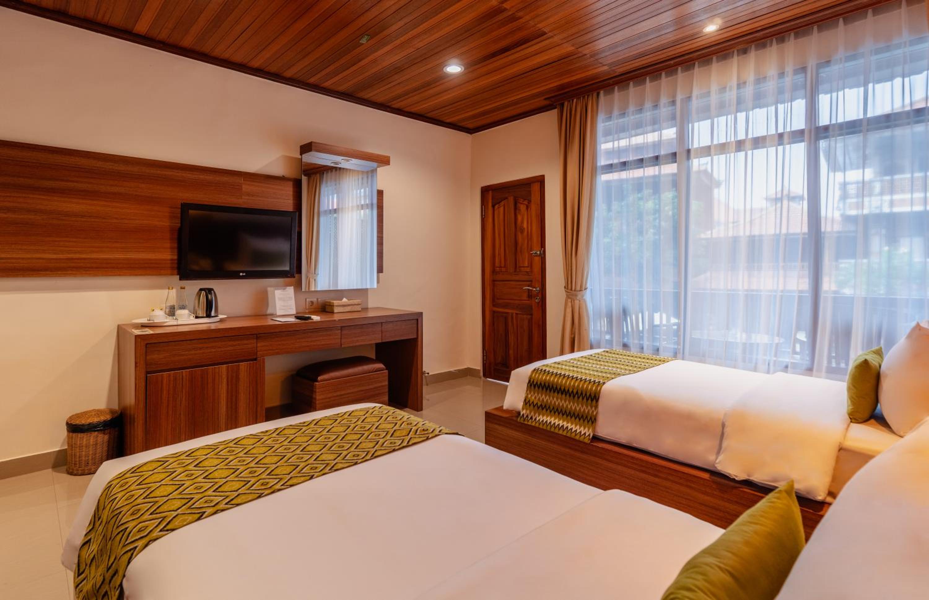 Deluxe Double or Twin Room with Pool View - Photo 11