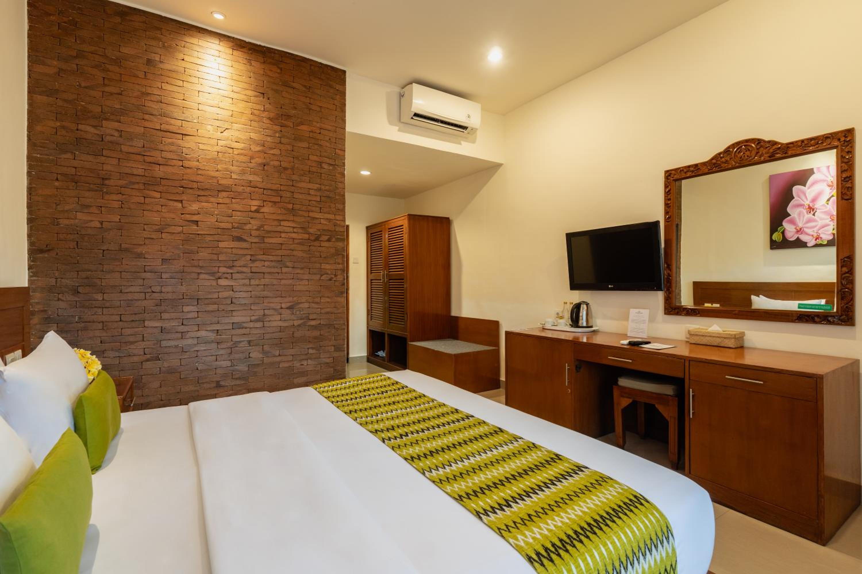 Deluxe Double or Twin Room with Pool View - Photo 1