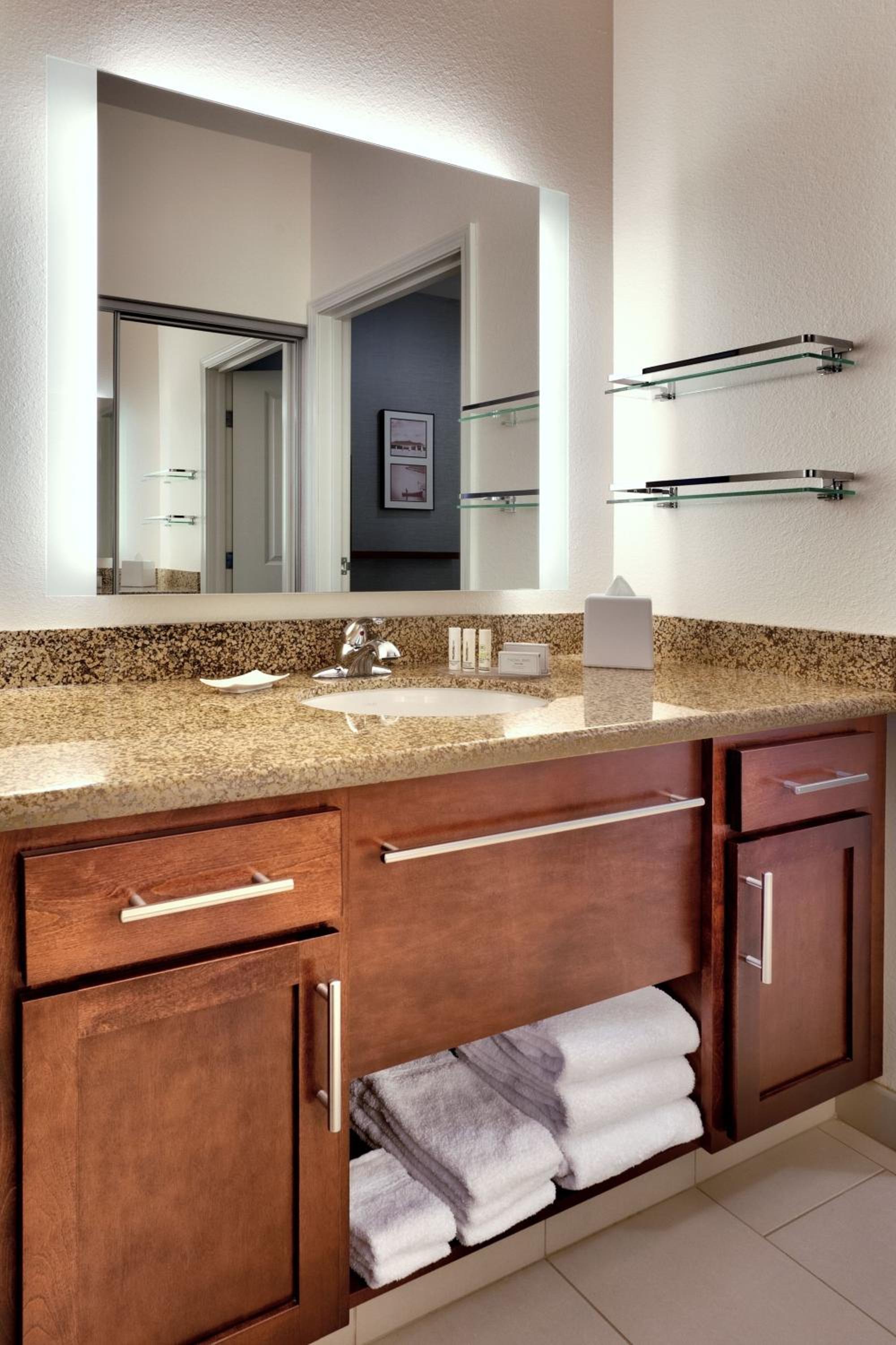 One-Bedroom Queen Suite photo 3