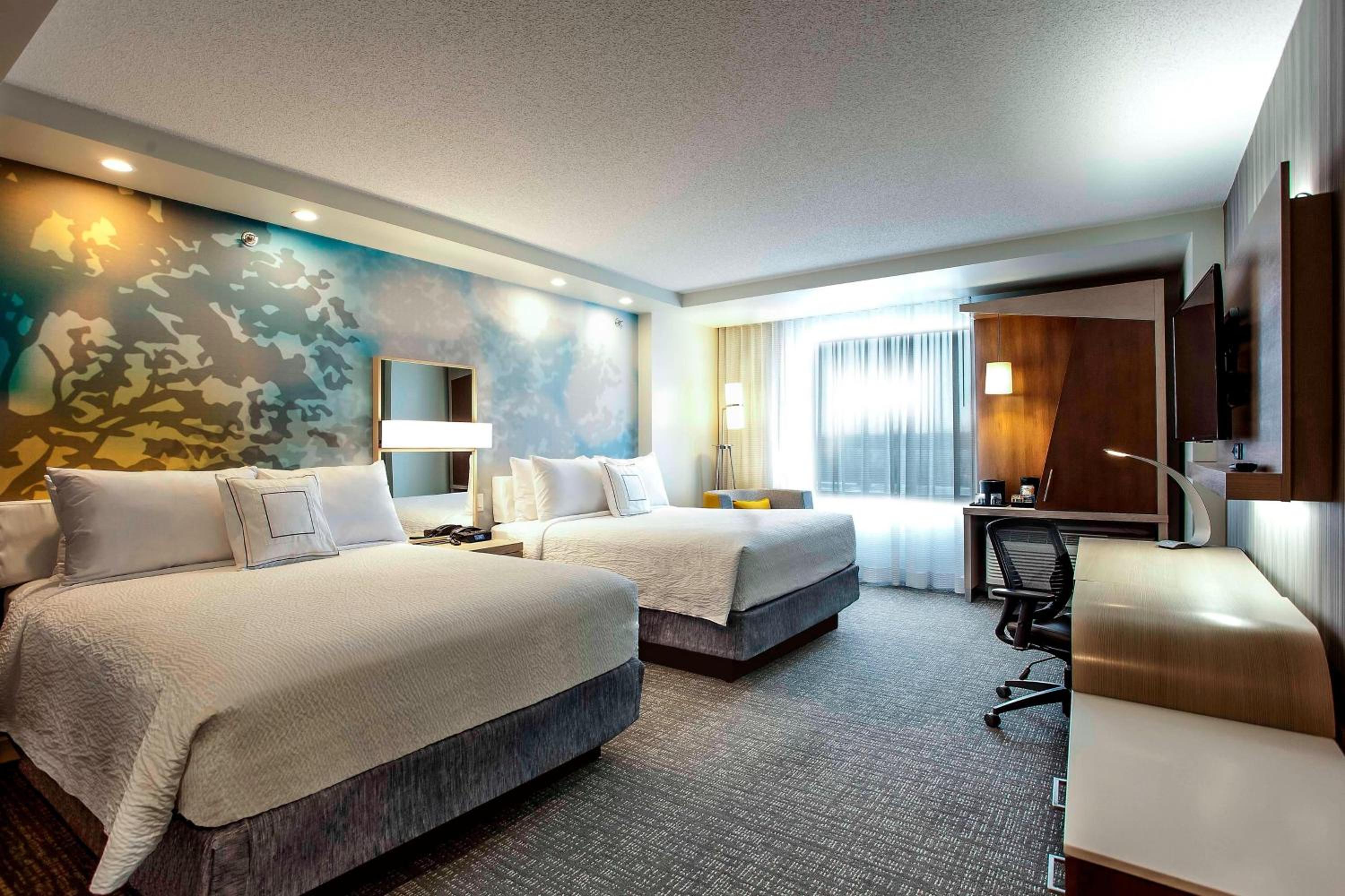 Queen Room with Two Queen Beds photo 2