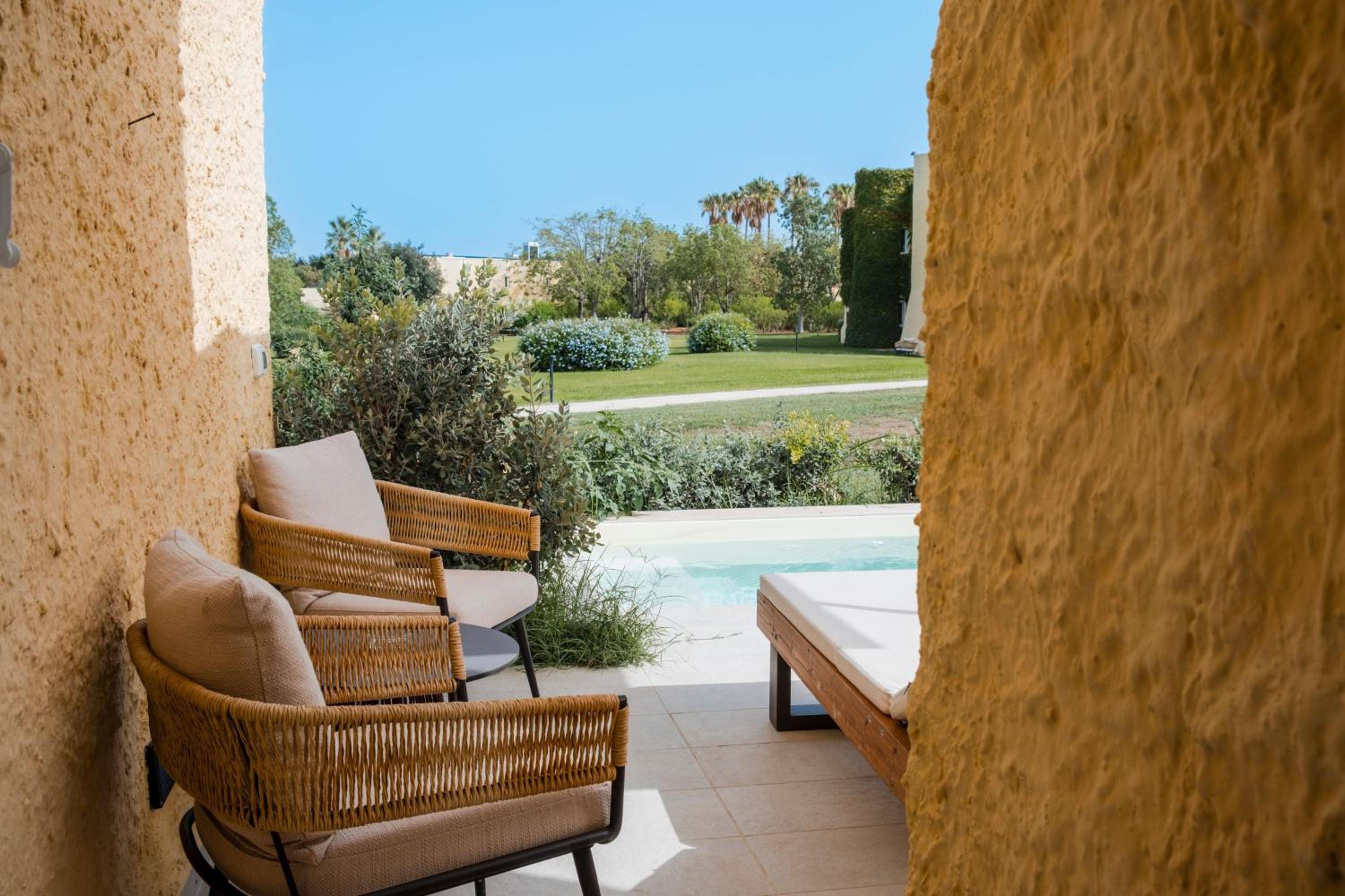 Deluxe King Room with Private Pool thumbnail 6