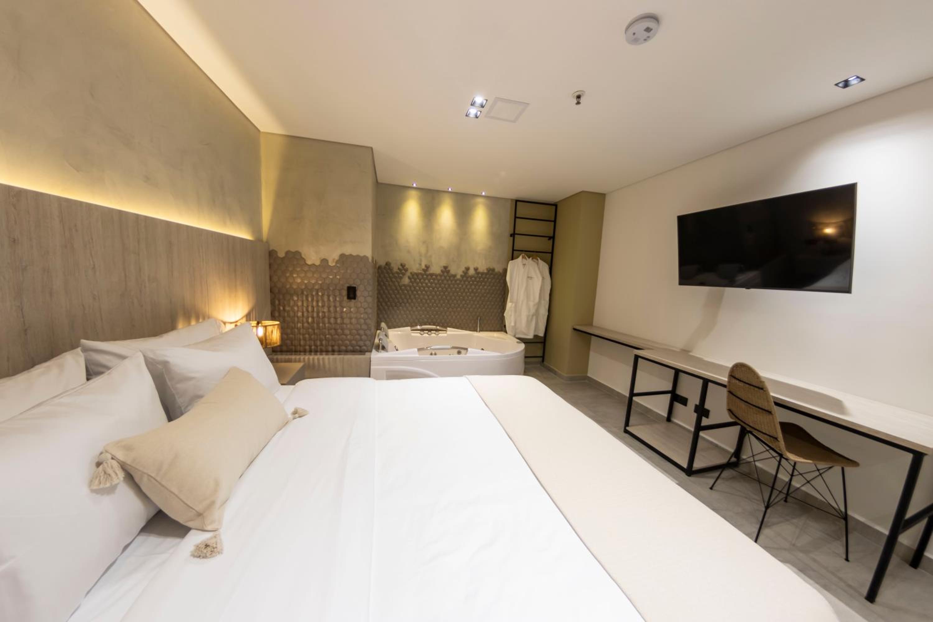 Suite with Spa Bath photo 3