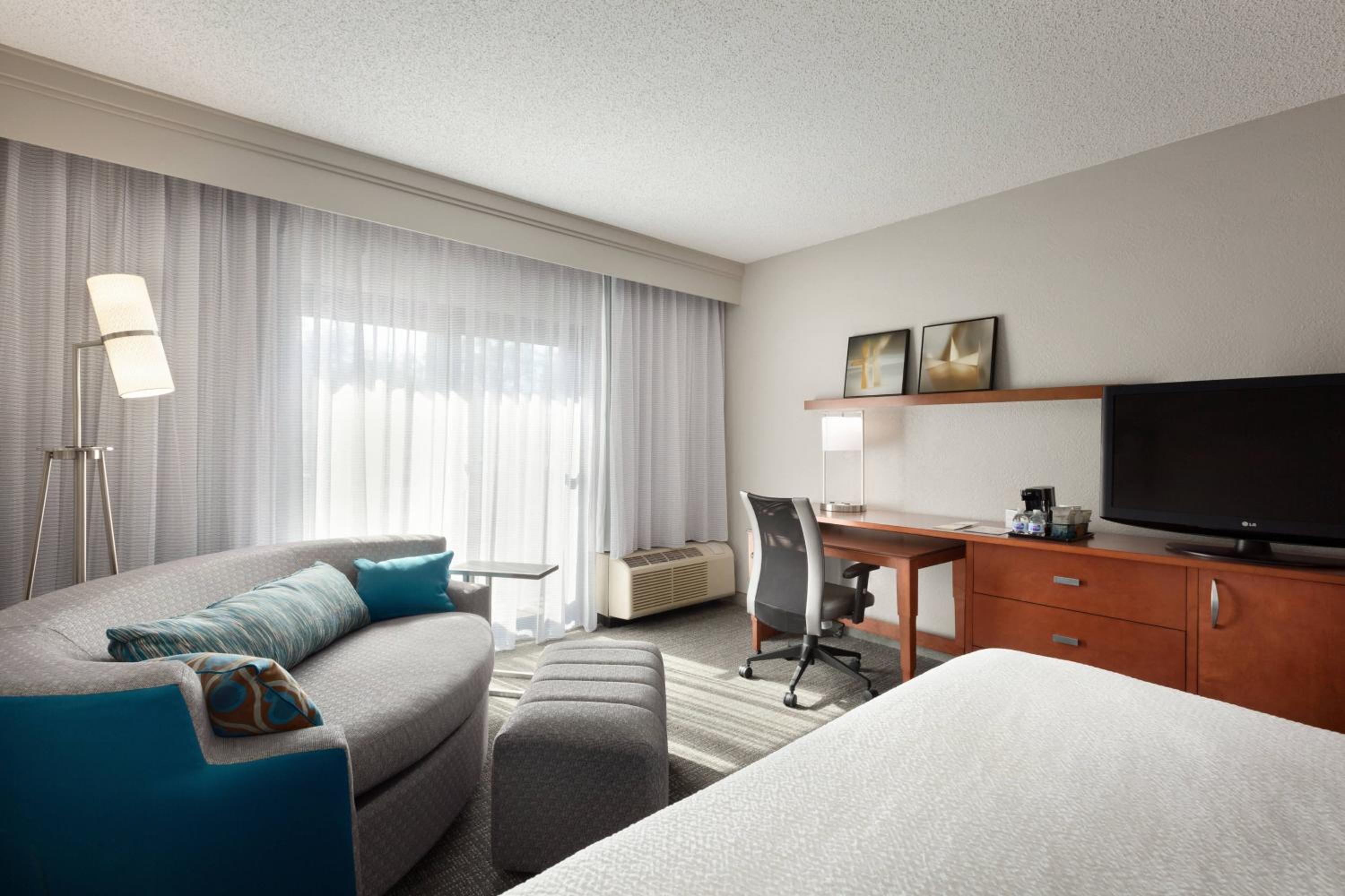 King Room with Sofa Bed - Photo 4