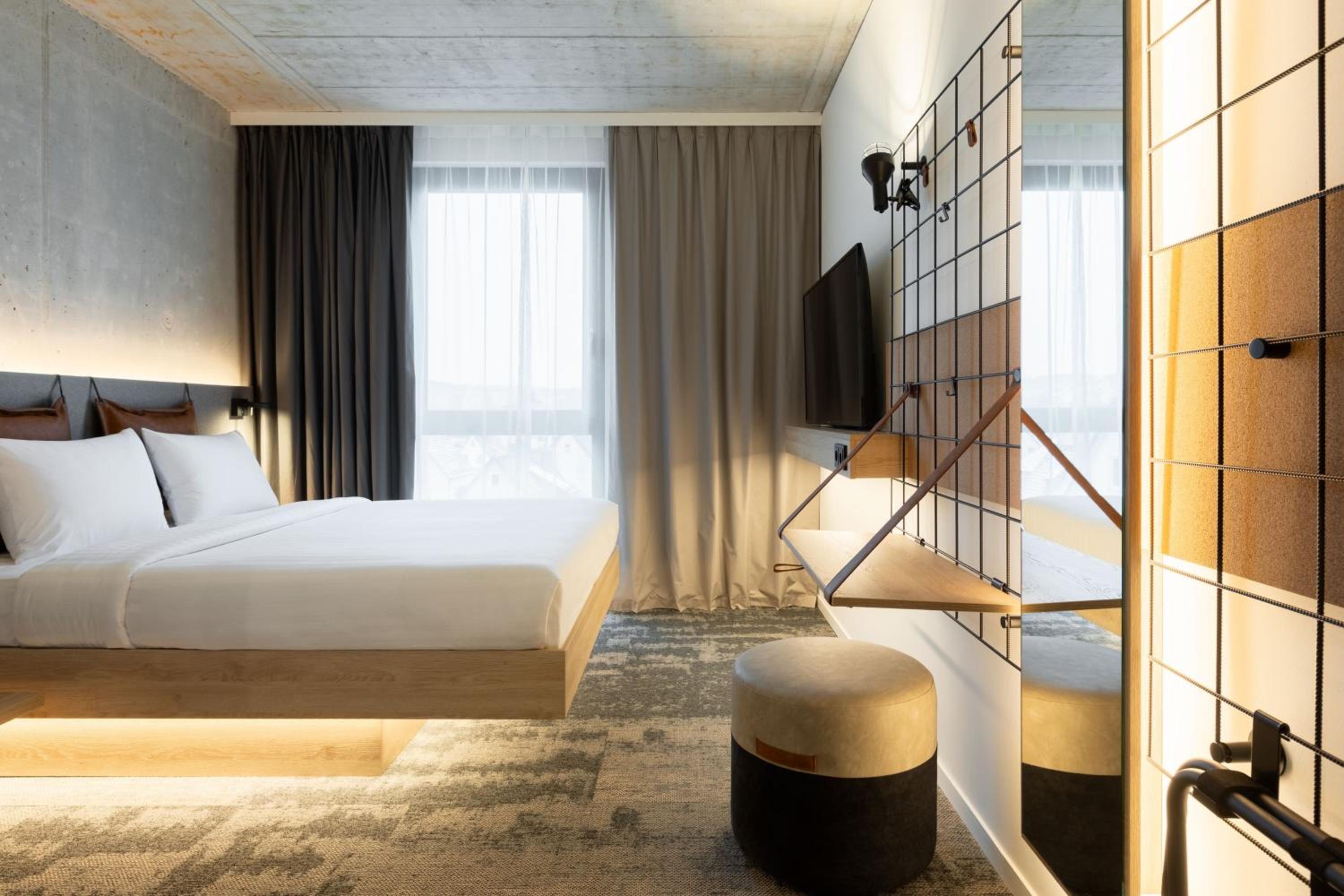Moxy Queen Room thumbnail 5