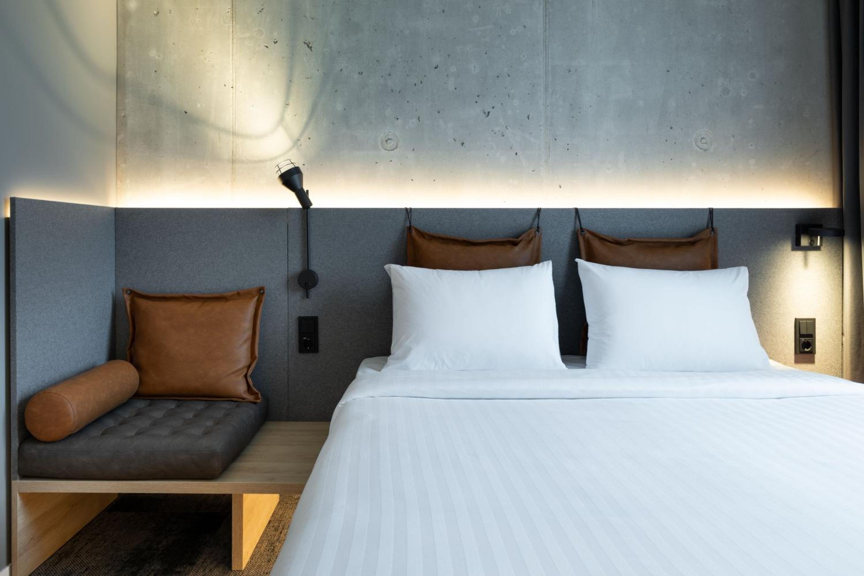 Moxy Queen Room