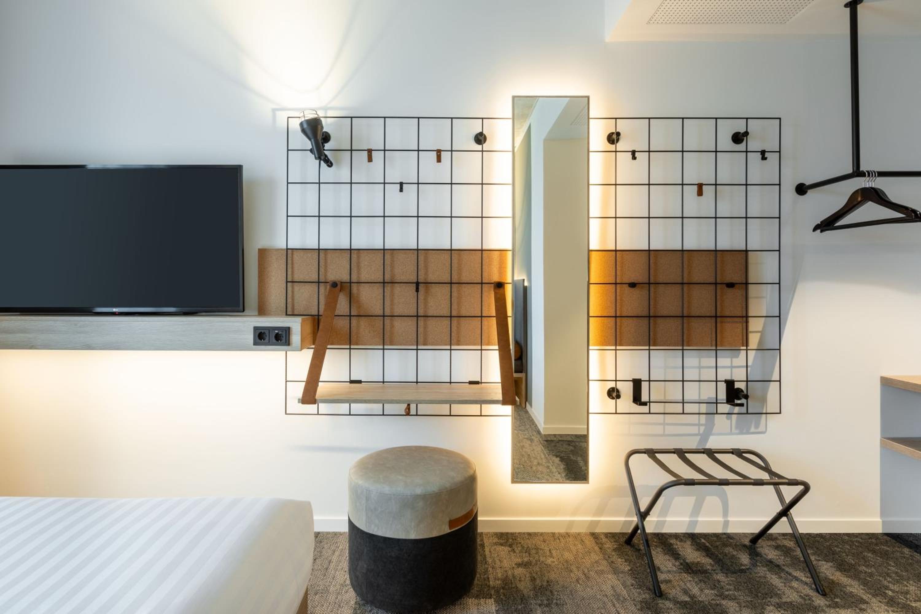 Moxy Queen Room