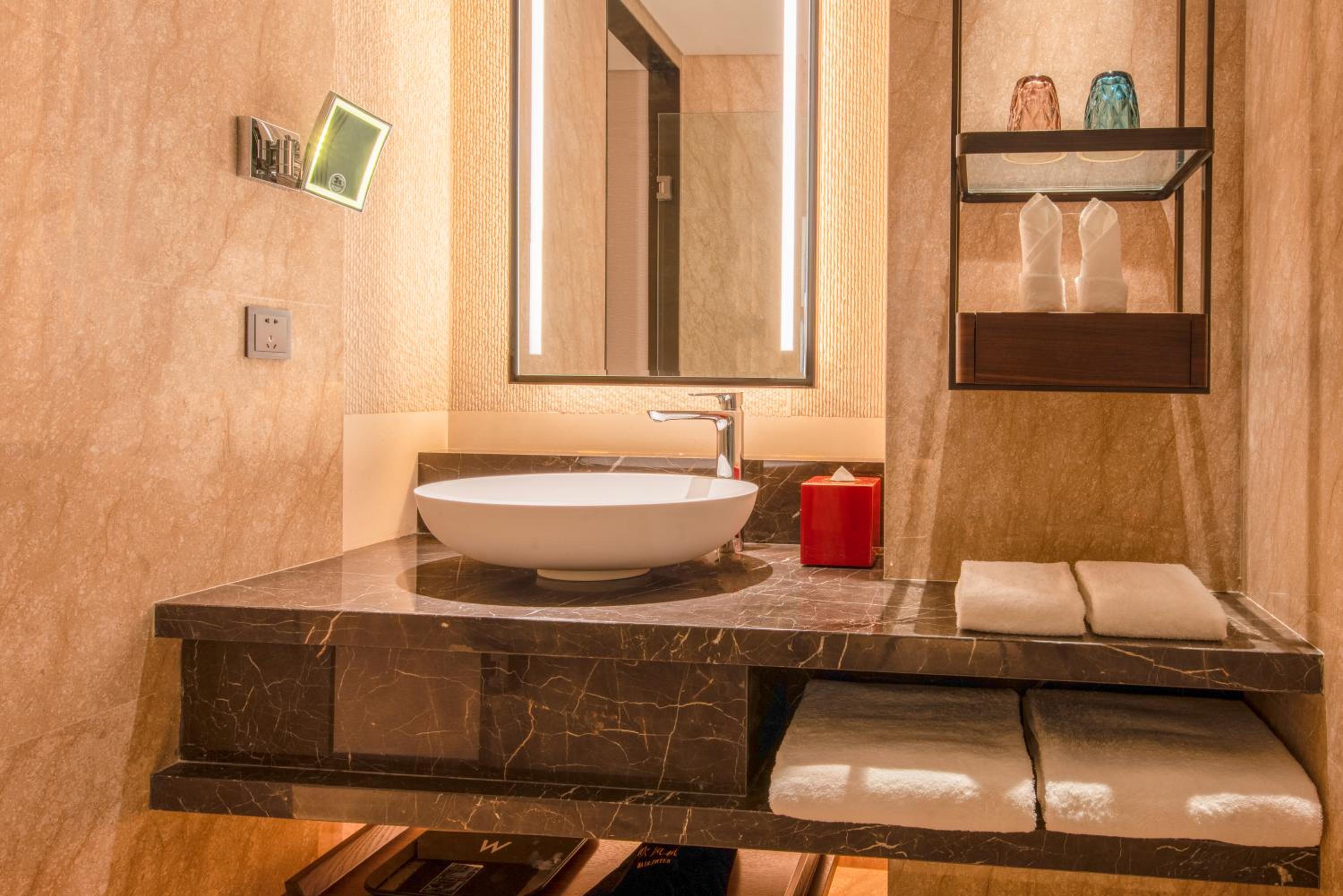 Standard Twin Room with City View - Photo 3