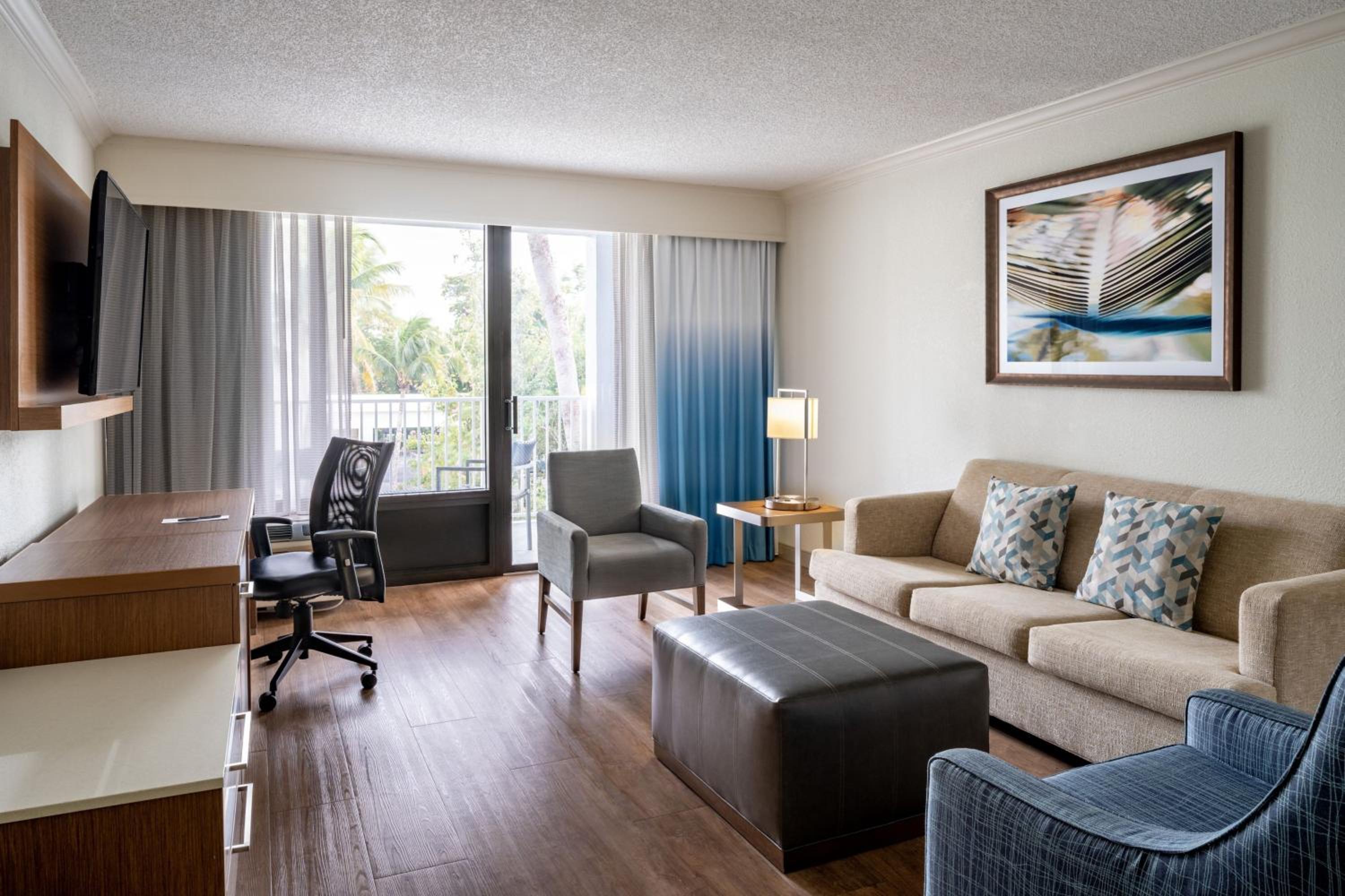 King Suite with Balcony and Sofa Bed - Photo 3