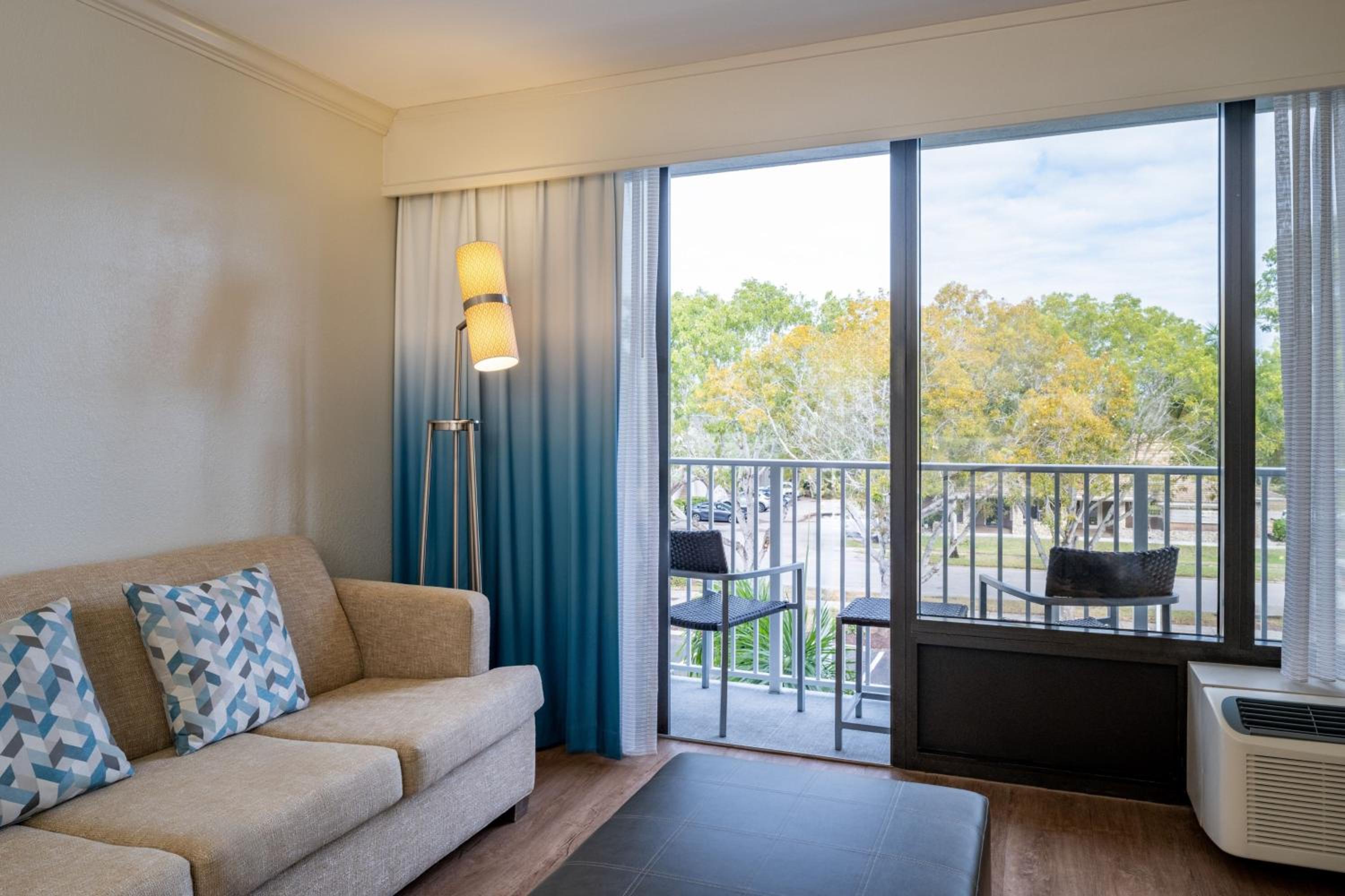 Guest room, 1 King, Balcony - Photo 10