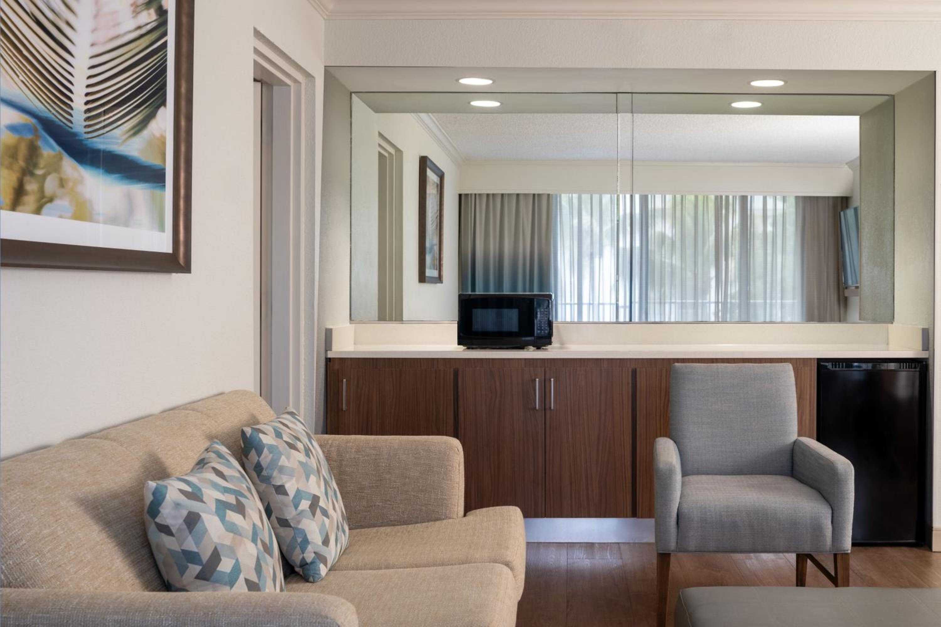 King Suite with Balcony and Sofa Bed - Photo 4