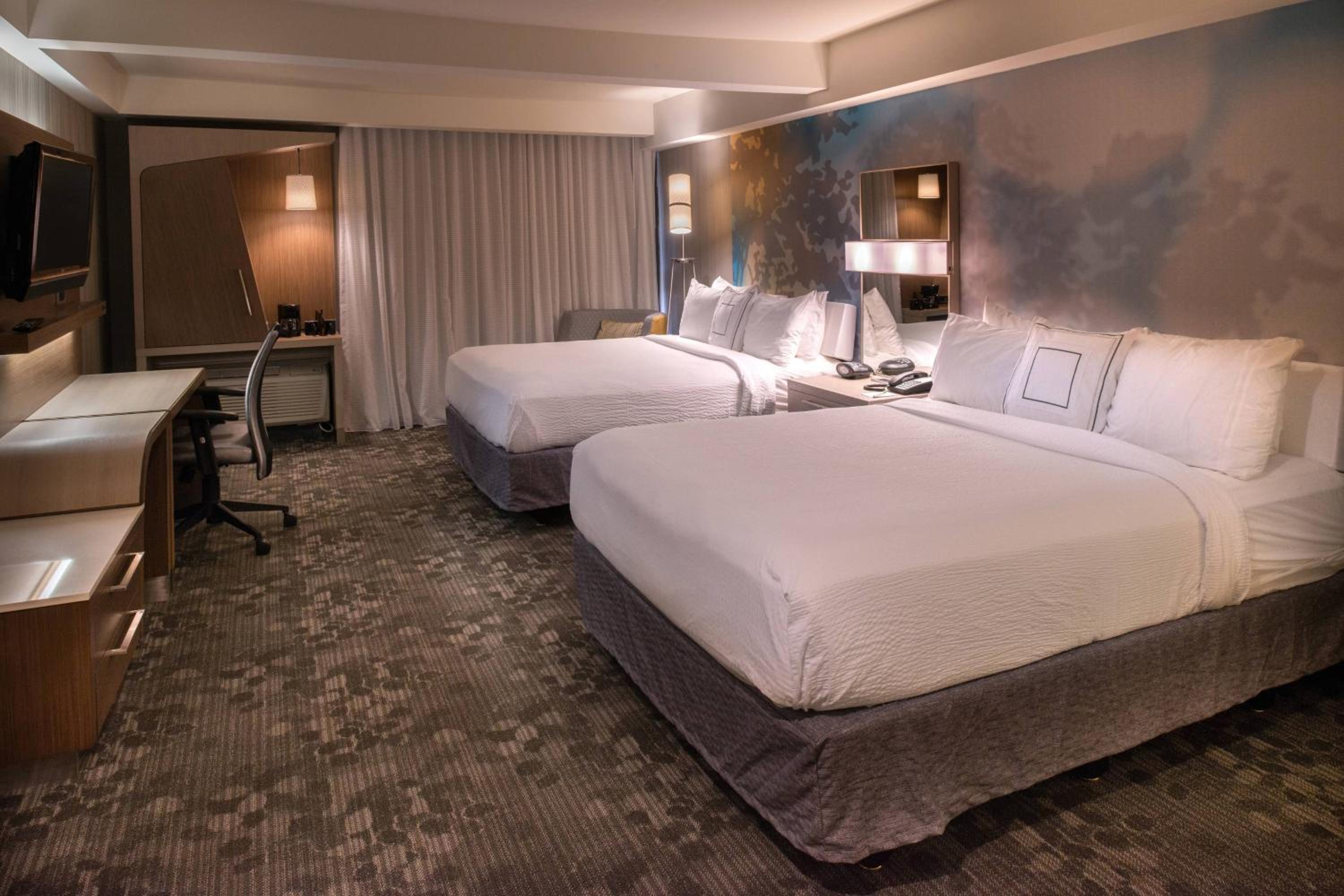 Queen Room With Two Queen Beds - Photo 3