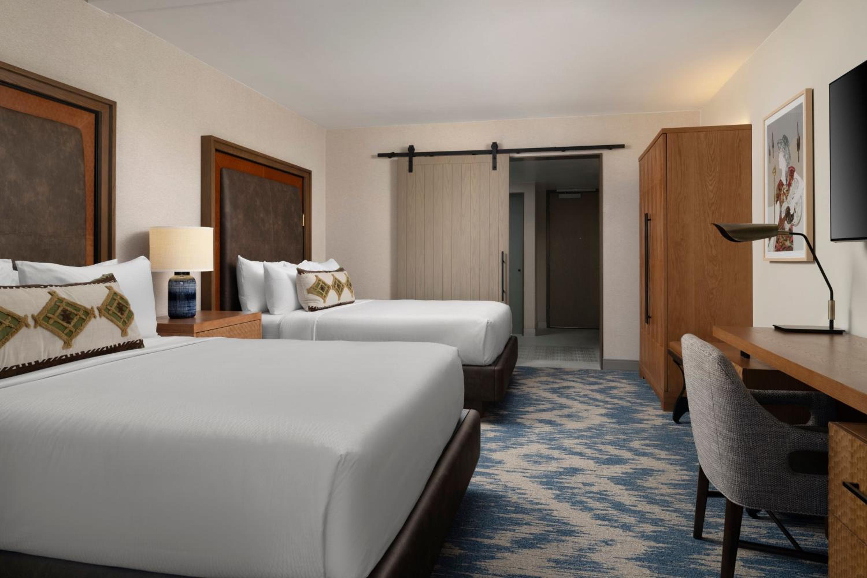 Queen Room with Two Queen Beds - Photo 11