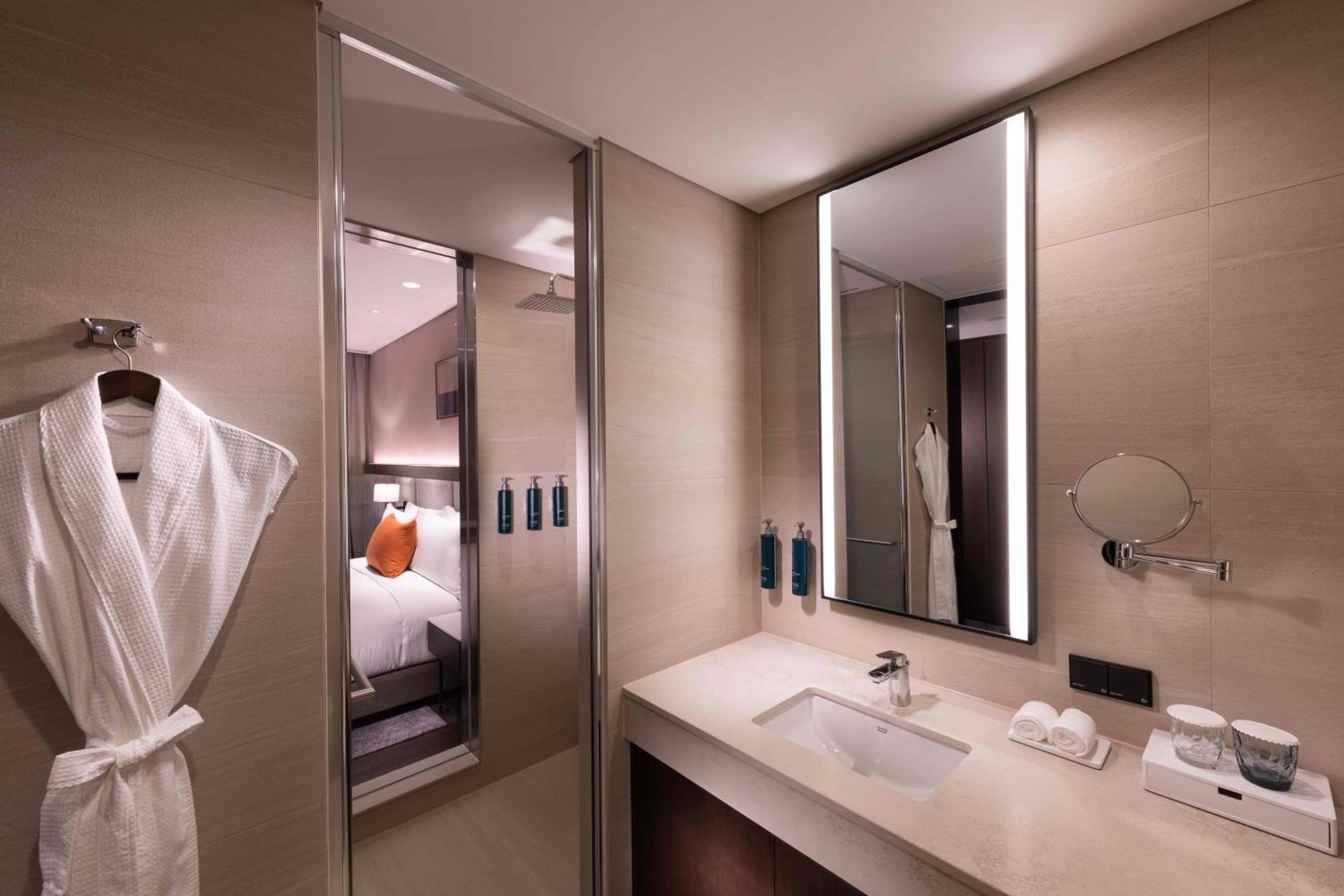 King Guest Room - Photo 8