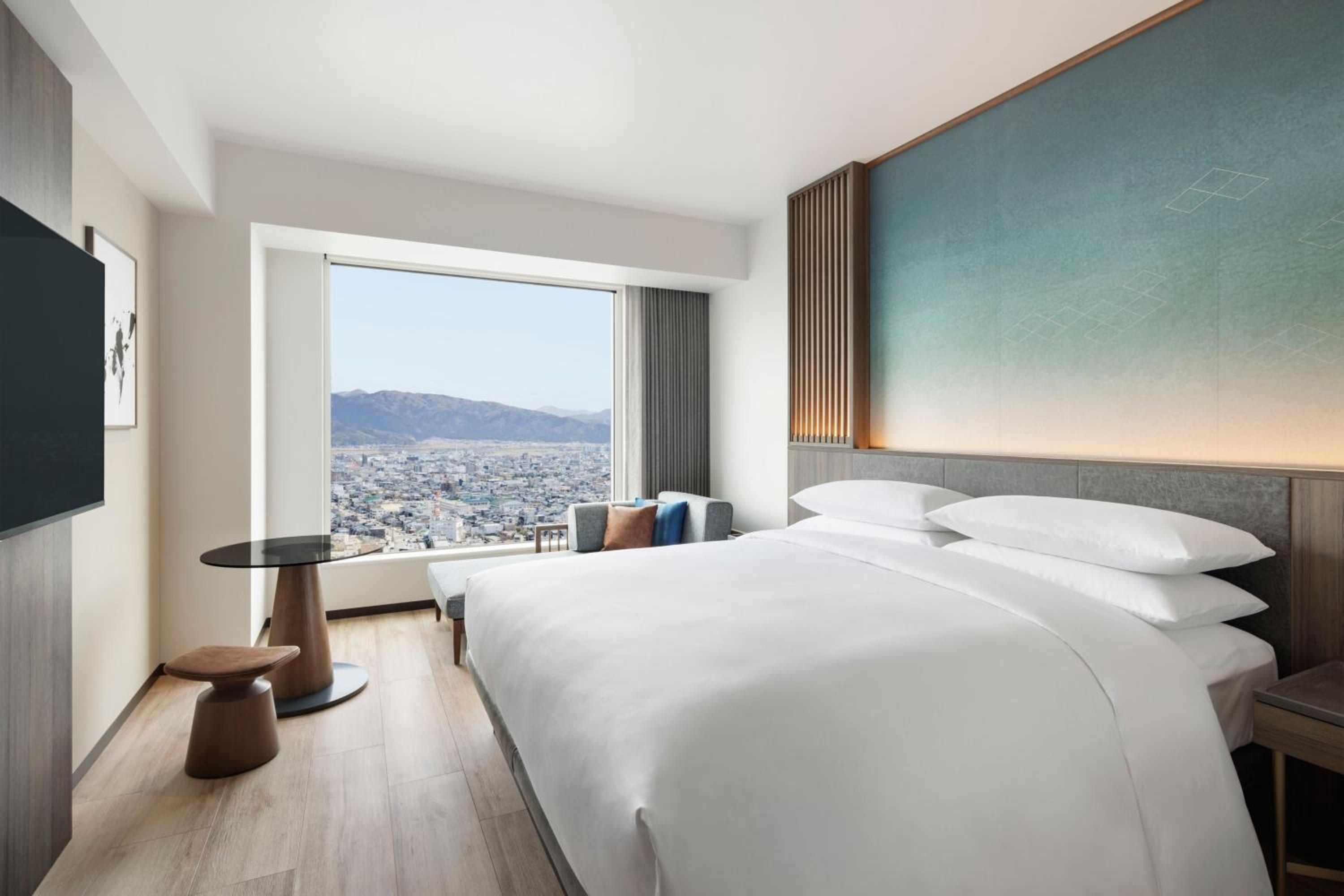 Deluxe King Room with Mountain View - Photo 1