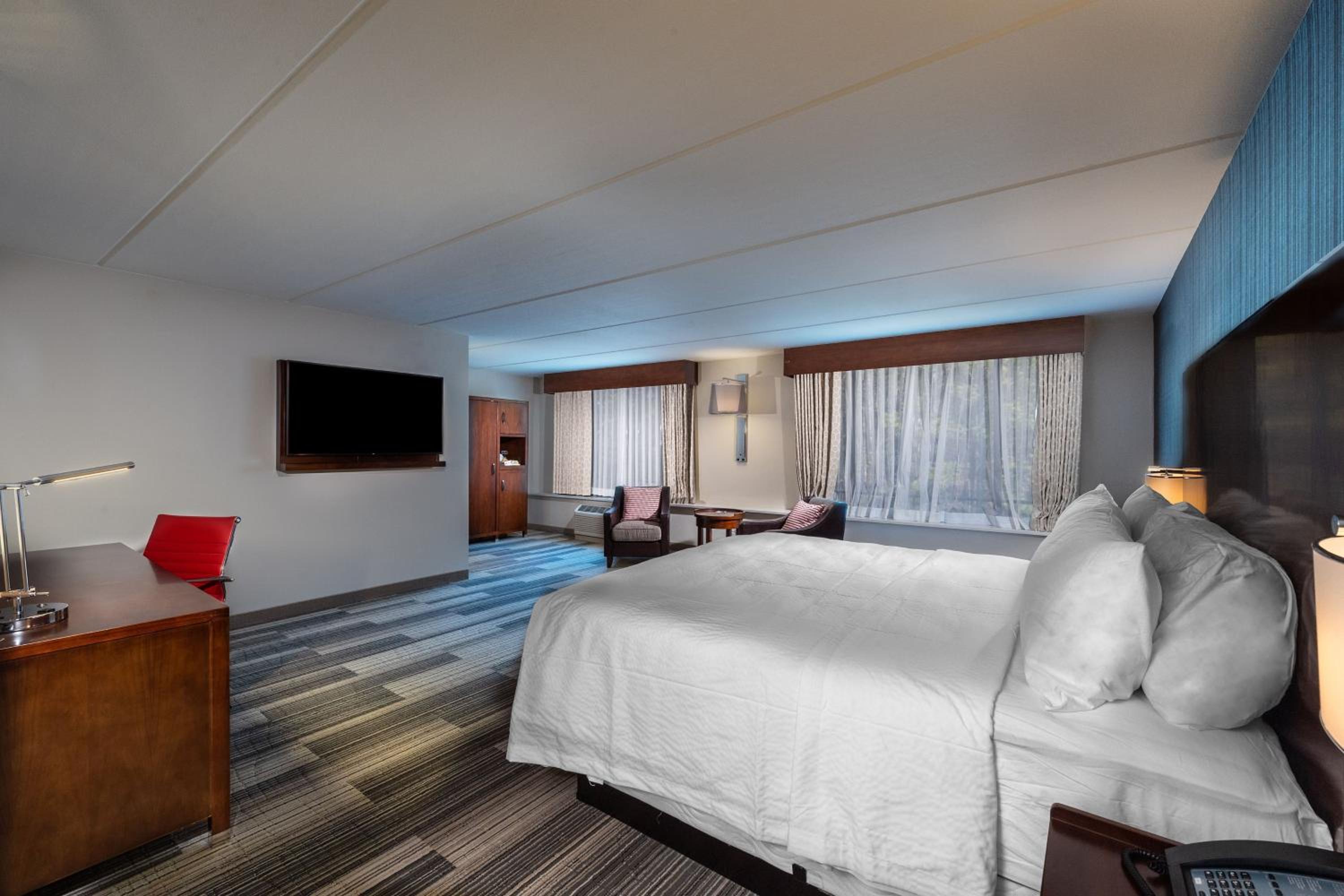 Deluxe Corner King Room - Photo 4