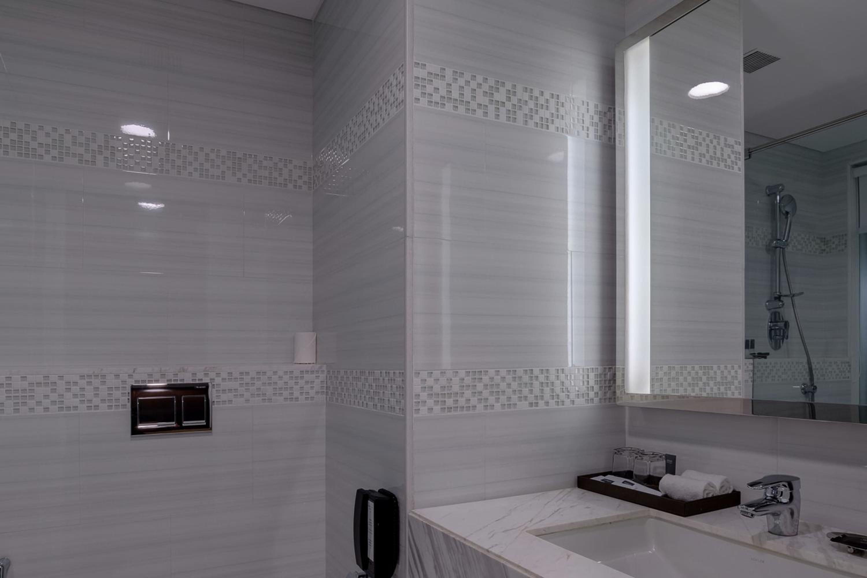 Deluxe King Room - Early Check-in and Late Check-out (Subject to Availability) - 10% Discount on F&B and Laundry till 15th September 2026 photo 3