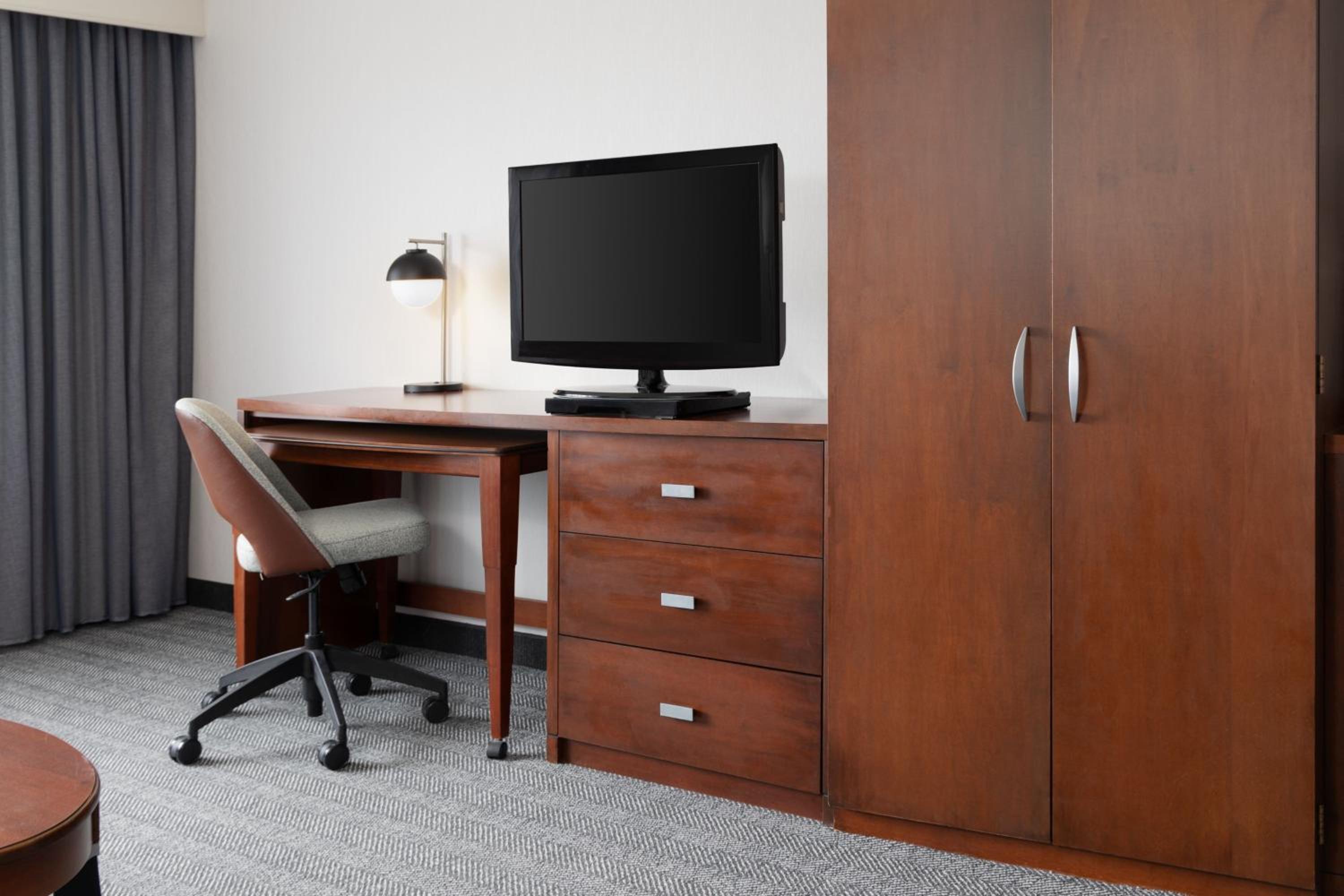 Larger Guest room, 1 King, Sofa bed - Photo 6