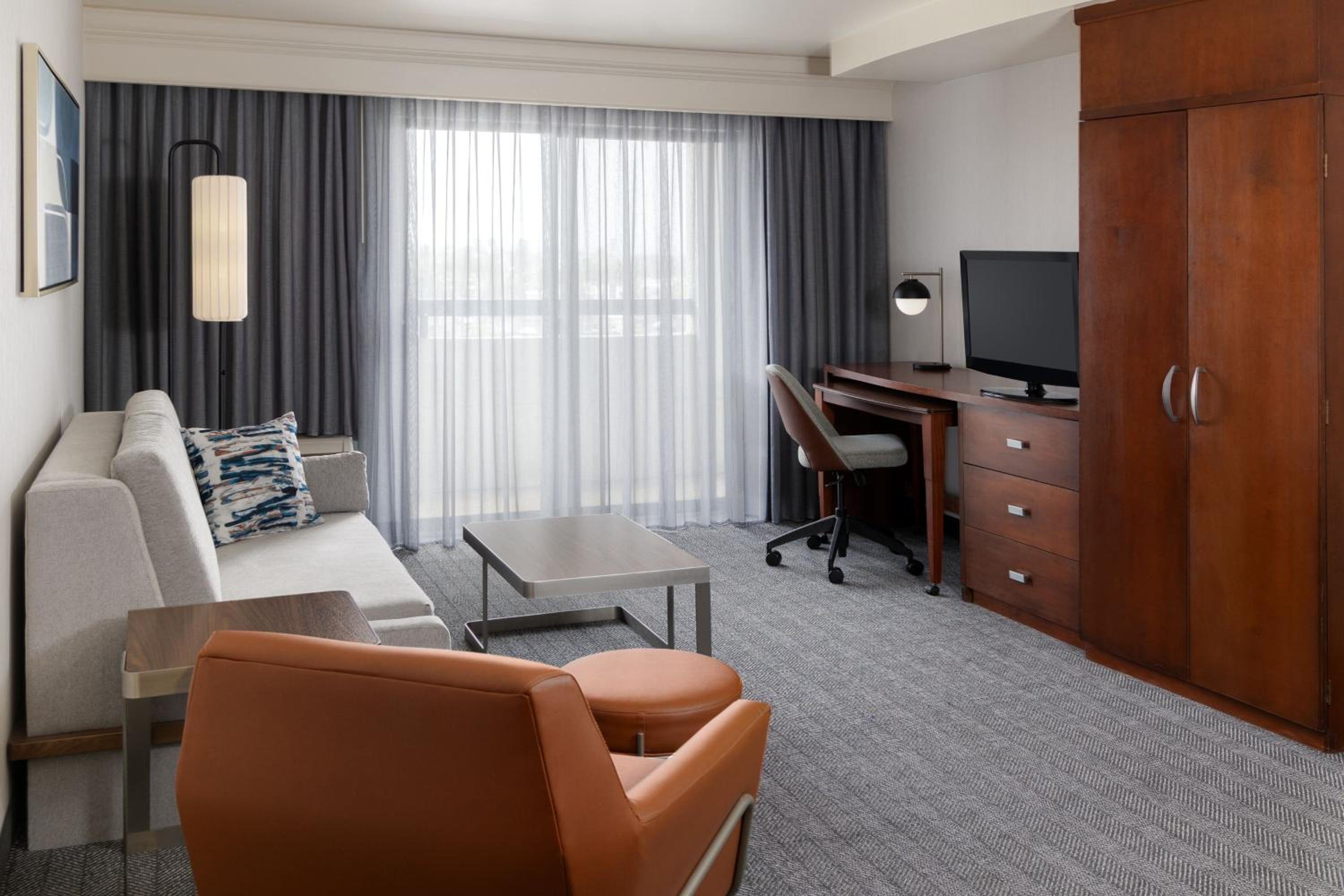 Larger Suite, 1 King, Sofa bed - Photo 4