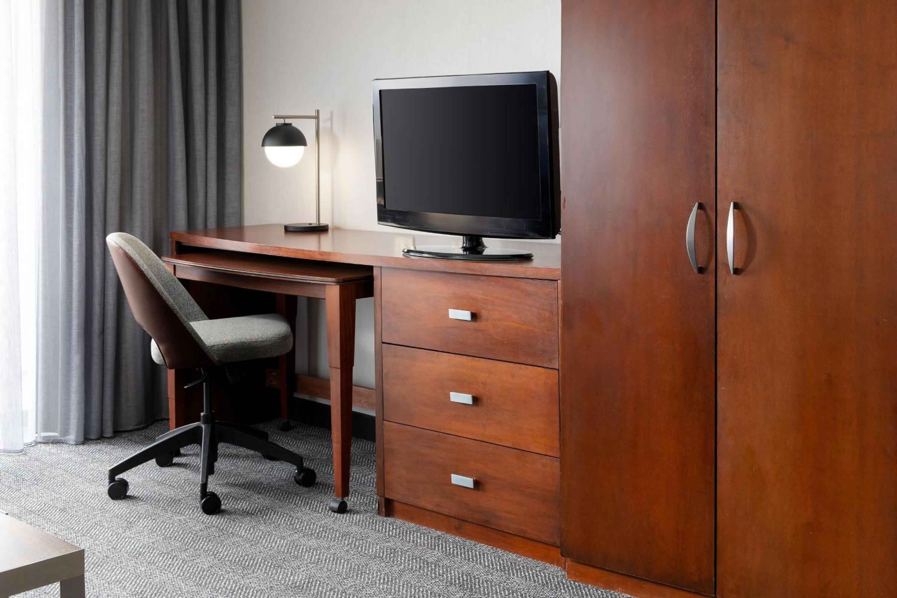 Larger Suite, 1 King, Sofa bed - Photo 8