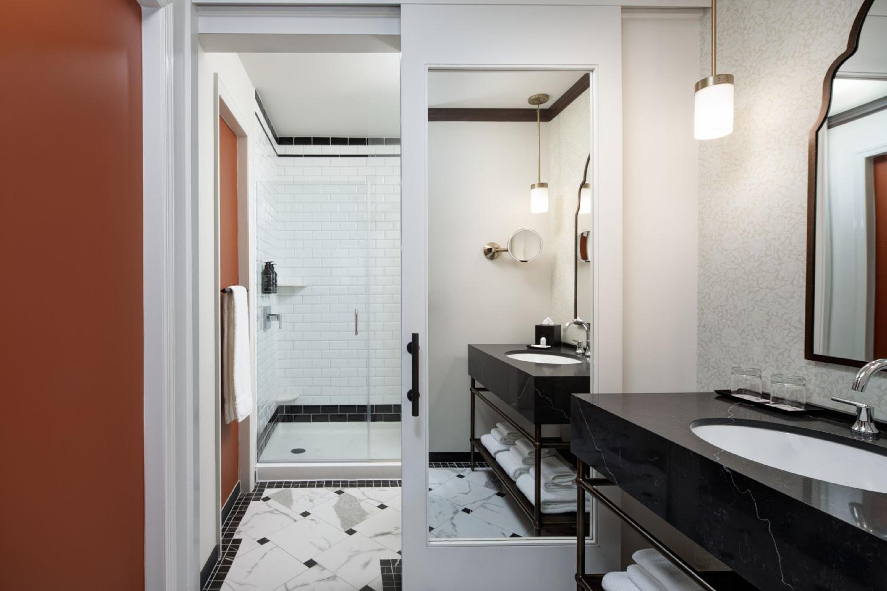One-Bedroom King Suite with City View photo 2