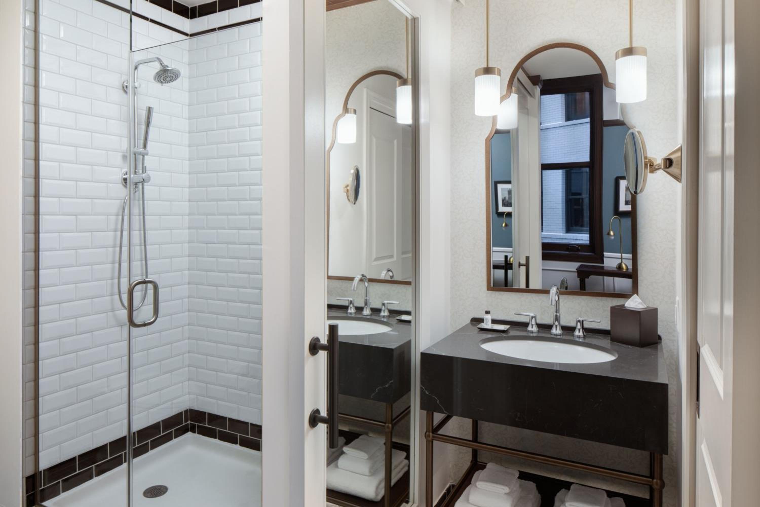 Queen Room with Two Queen Beds photo 3