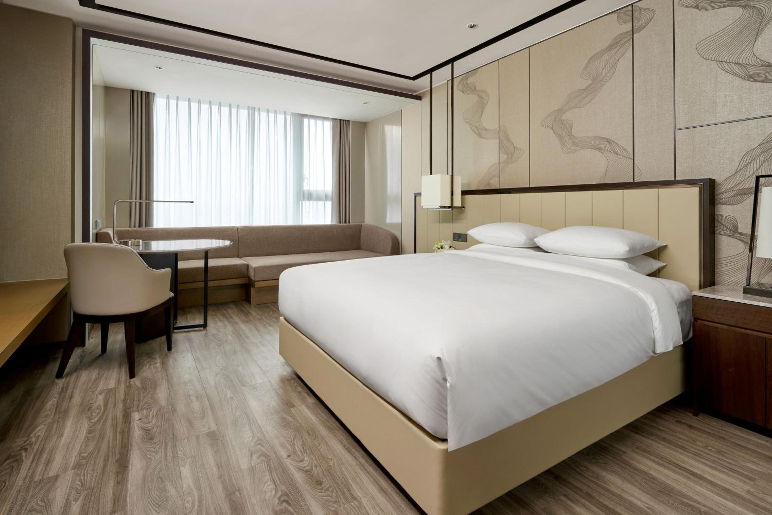 Deluxe Guest Room with 1 King, City view