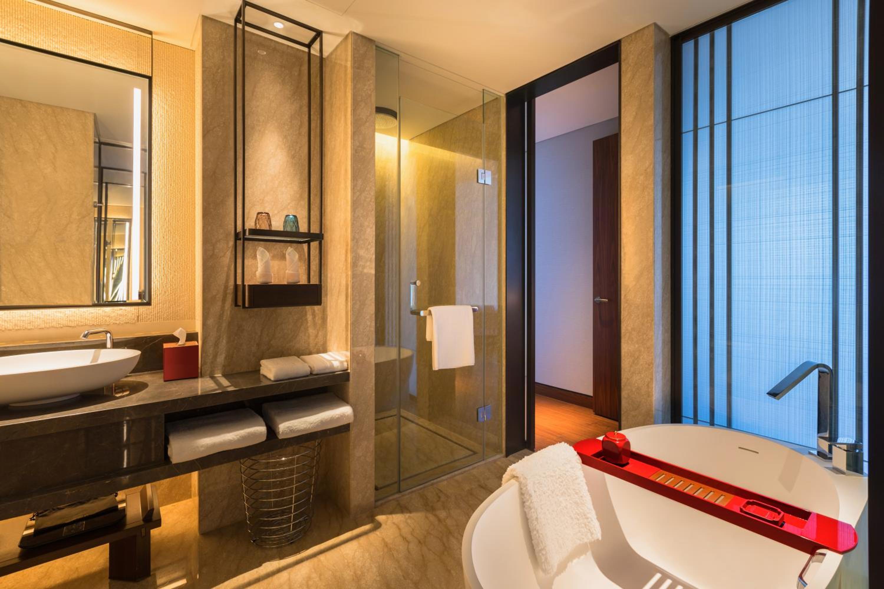One-Bedroom Suite Lounge Access - Photo 3