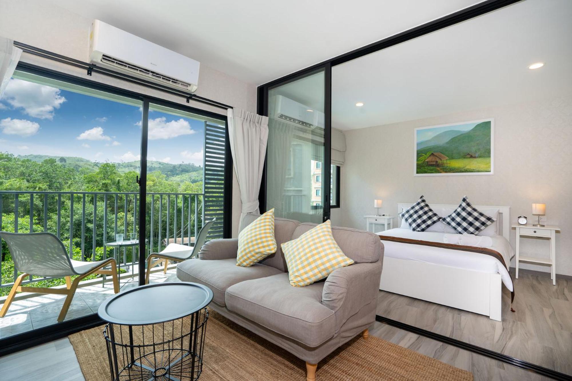 Apartment with Pool View