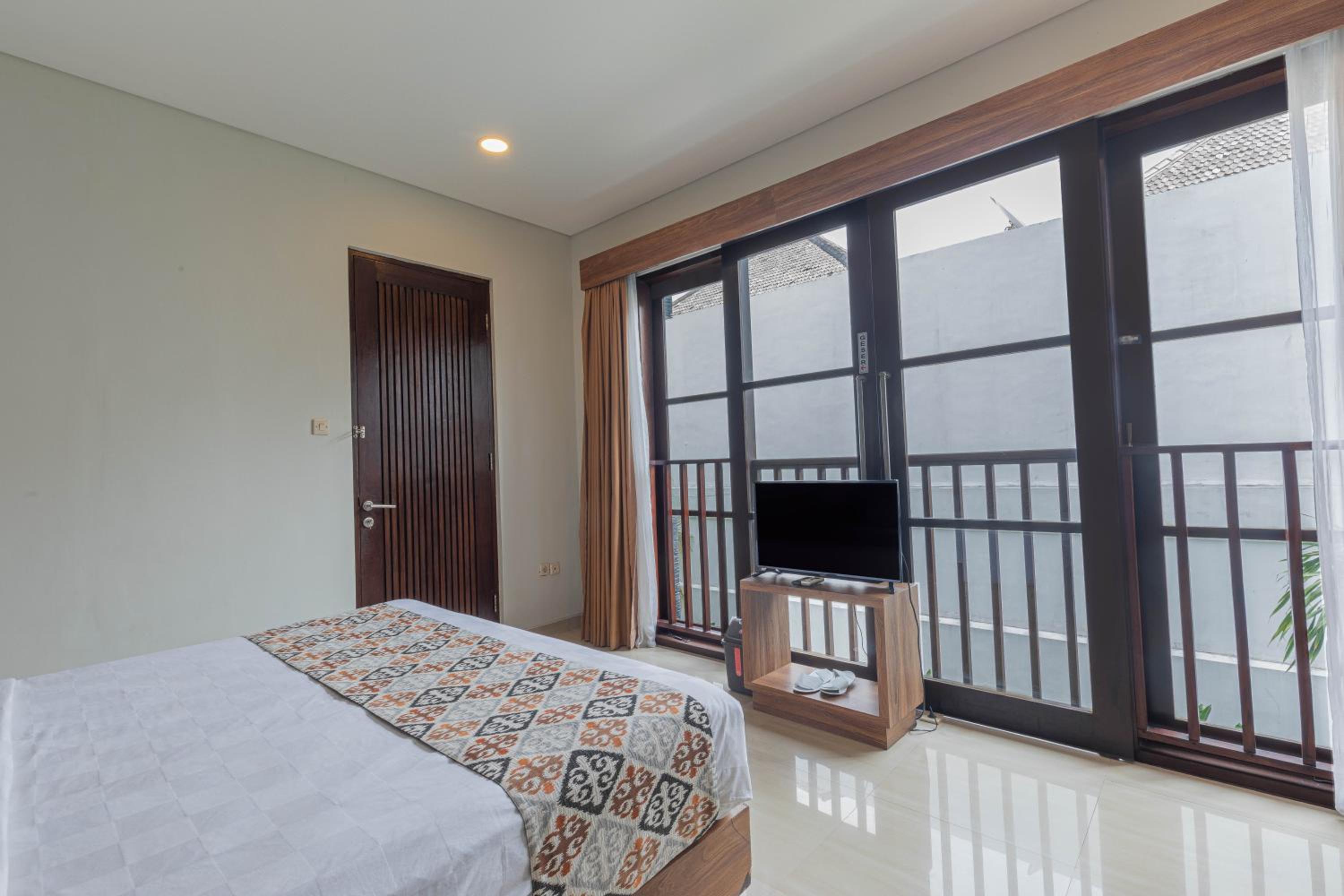 Three-Bedroom Villa Giselle - Photo 35