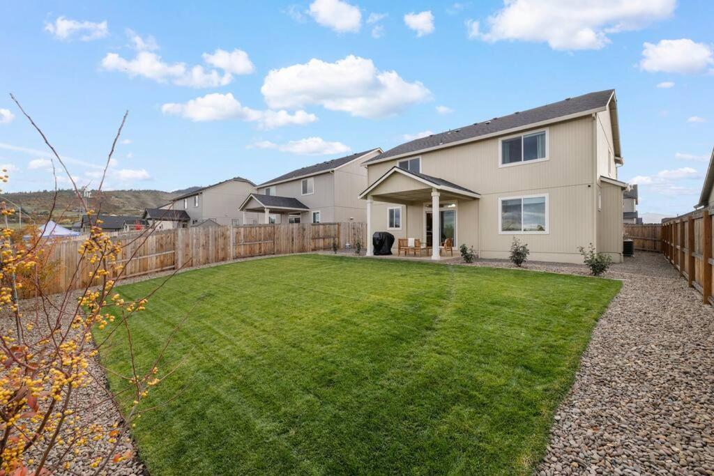 Five-Bedroom House photo 3