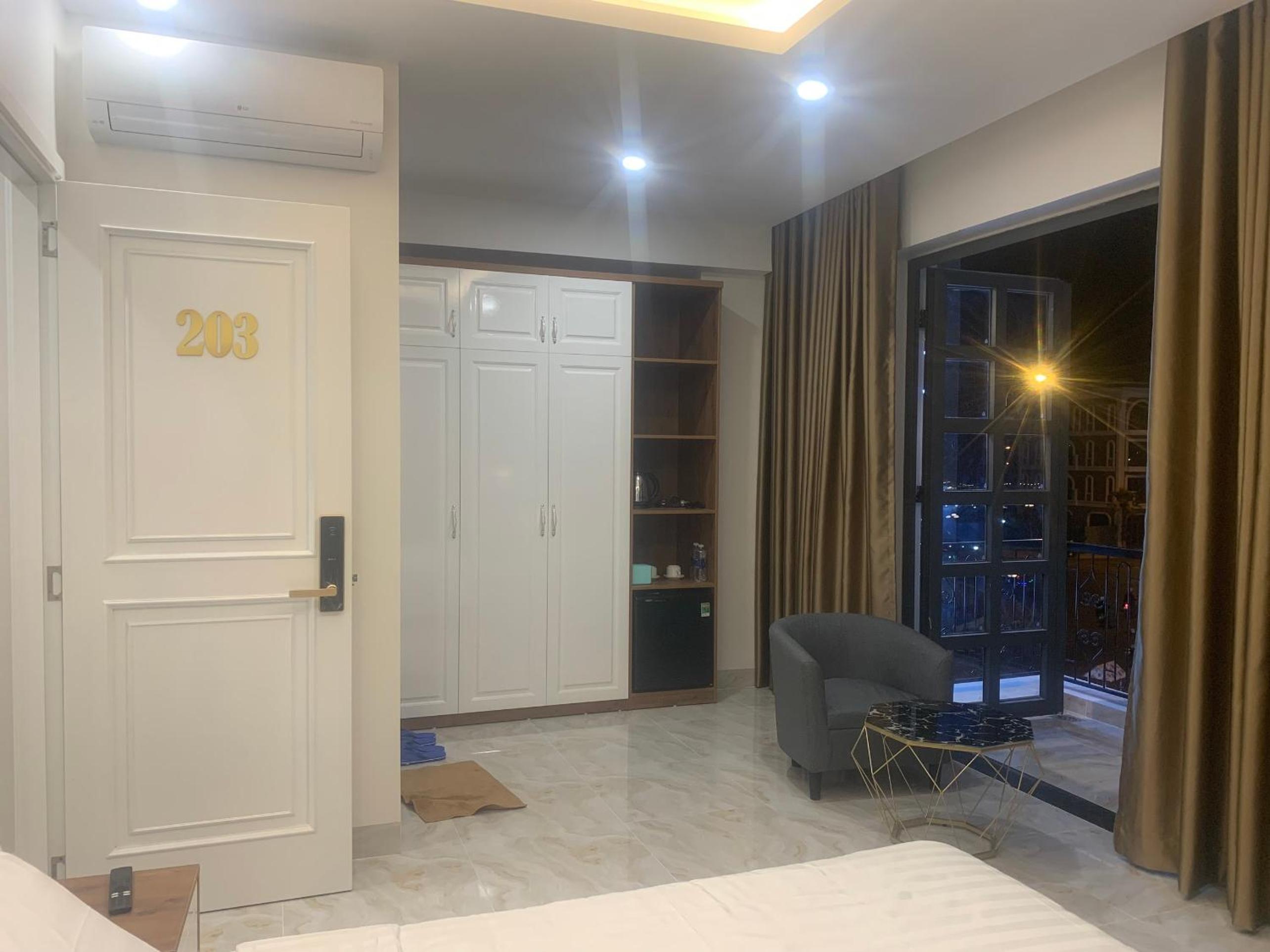 Double Room with Balcony and Sea View - Photo 4
