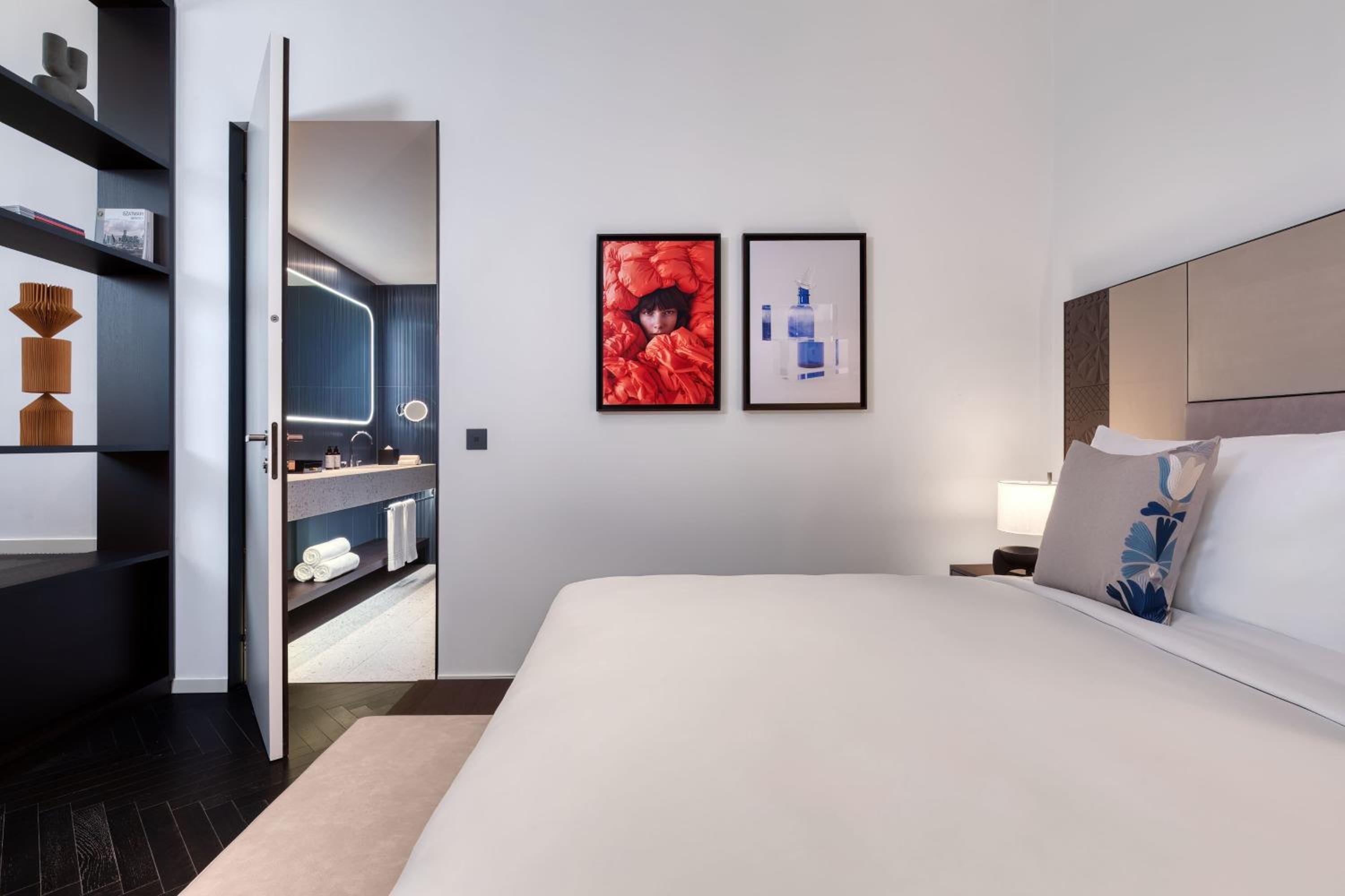 One-Bedroom Contemporary Junior King Suite  - Photo 3